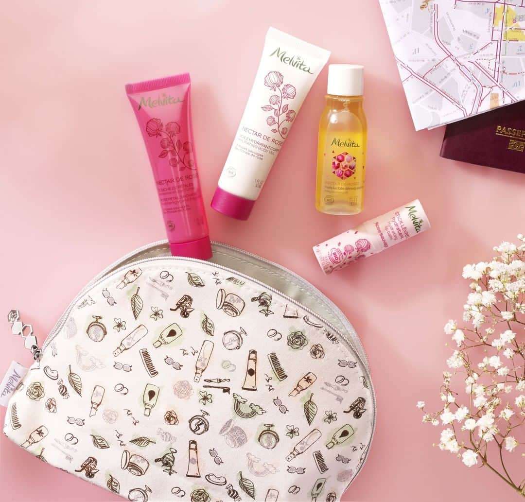 Melvita Officialのインスタグラム：「Les week-ends prolongés sont de retour ! ☀⠀ N'oubliez pas de glisser dans votre valise vos soins bio favoris en format voyage ! 💼⠀ Plage ? Montagne ? Ville ? Quelle est votre destination cette année ? ✈ ⠀ ⠀ ⠀ #melvita #jepasseaubio #ouialabeautebio #madeinfrance #fabriqueenfrance #greenbeauty #ardeche #cosmetiquebio #weekend #voyage #escapade #soleil #vacances」