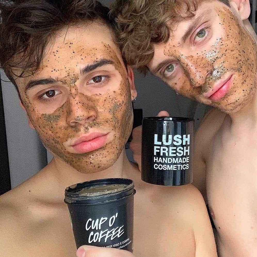 LUSH Cosmeticsさんのインスタグラム写真 - (LUSH CosmeticsInstagram)「Going out for coffee is overrated. Stay in and share a vegan Cup O' Coffee Face Mask moment with someone special. Let the kaolin clay deep clean while real ground coffee buffs away dead skin. ☕️💕/ 📸: @theavocats #LushLife」5月4日 1時00分 - lushcosmetics