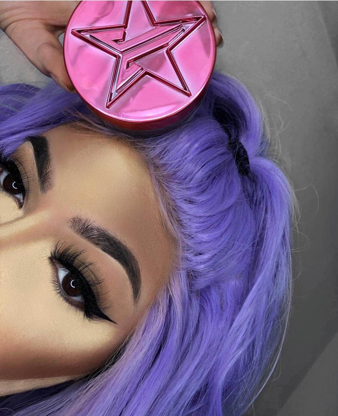 Jeffree Star Cosmeticsさんのインスタグラム写真 - (Jeffree Star CosmeticsInstagram)「THAT’S BANANAS 🍌🍌 We feel like we need to call in #GwenStefani for this one because this #MagicStarSettingPowder & #MagicStarConcealer is bananas 🤩🤩 This formula leaves you pore free, crease free and cruelty free ✨✨@nerizyy is rocking shade ‘Banana’ like a queen💕💕 #jeffreestarcosmetics #banana #vegan #concealer #settingpowder」5月4日 0時54分 - jeffreestarcosmetics