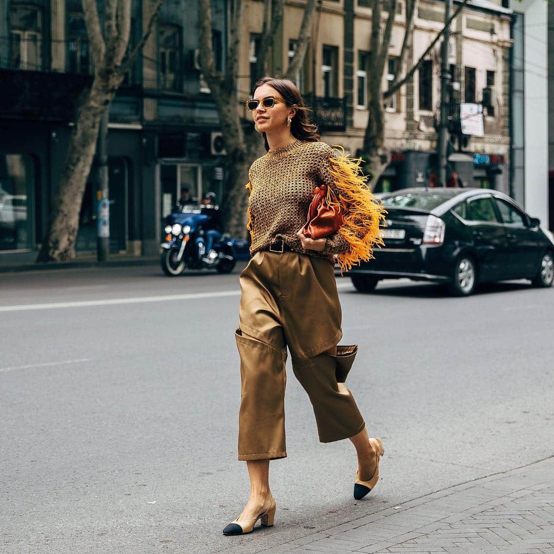 Vogue Runwayさんのインスタグラム写真 - (Vogue RunwayInstagram)「Are you starting to feel like it's never not Fashion Week? Well, you're right. Tbilisi Fashion Week has kicked off and the street style looks will have you inspired in this transitional weather. Photographed by @styledumonde」5月4日 0時55分 - voguerunway