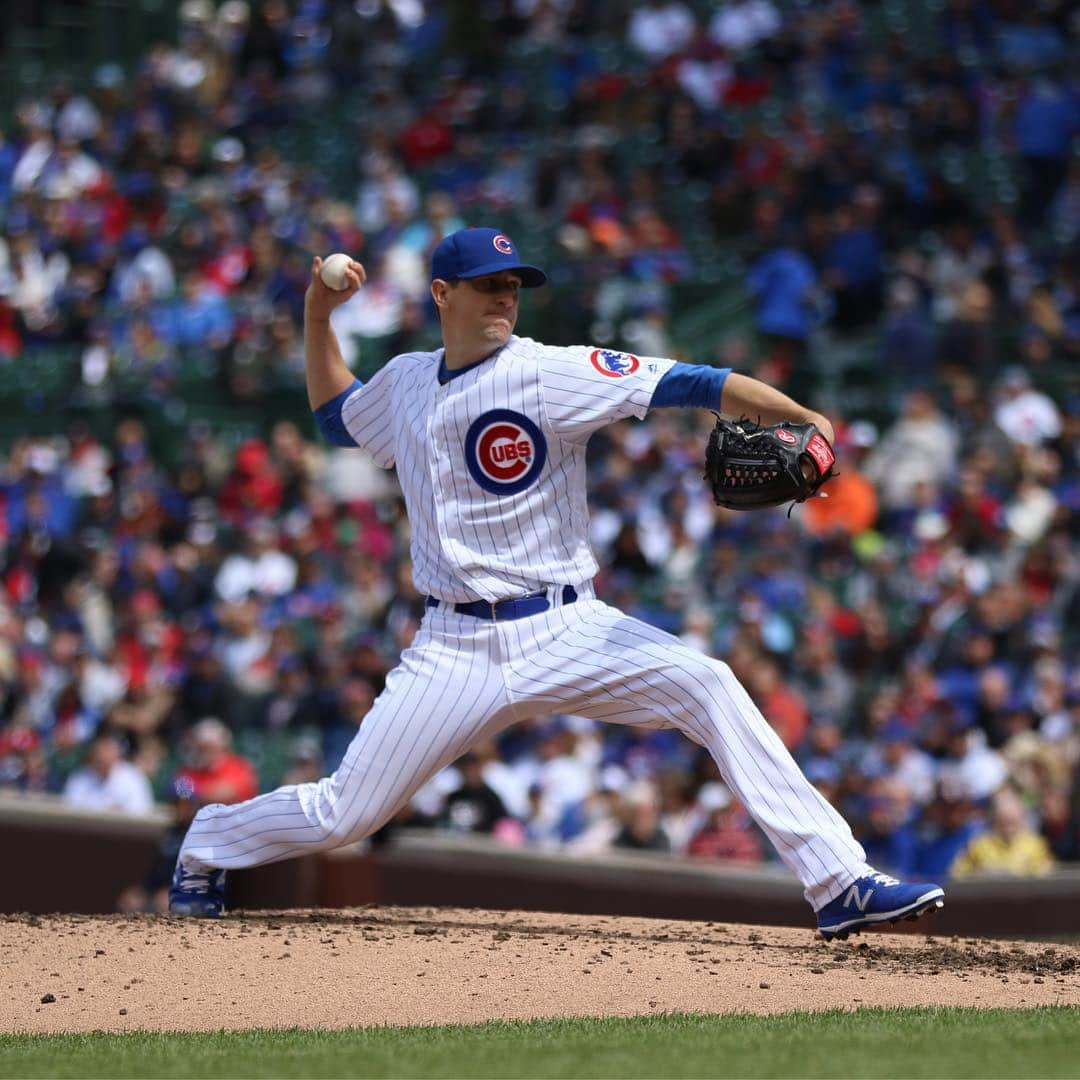 シカゴ・カブスさんのインスタグラム写真 - (シカゴ・カブスInstagram)「Kyle Hendricks’ 81 pitches are the fewest in a #Cubs shutout since Jon Lieber’s 78 in 2001. #EverybodyIn」5月4日 6時25分 - cubs