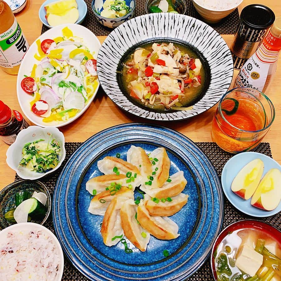 琴菜さんのインスタグラム写真 - (琴菜Instagram)「我が家では珍しく餃子🥟🥟私があまり焼き餃子を好きではないから作らないんだけど、たまにはね💕ちなみに水餃子は大好きよ❤️焦げた餃子が苦手なだけ😂💦餃子は何つけて食べる派？？主人は、酢とブラックペッパーとラー油を混ぜて食べてた。私はポン酢もしくは何もつけない派🧂🥒 #餃子 #ポン酢派 #お酢派 #ラー油派 #鶏ムネ肉の甘酢あんかけ #小松菜のお味噌汁 #自家製漬物 #豆苗とジャガイモのマヨネーズ和え #アスリートフードマイスター2級 #cooking #手料理 #gw #世間は #ゴールデンウイーク」5月4日 6時31分 - dj_singer_kotona