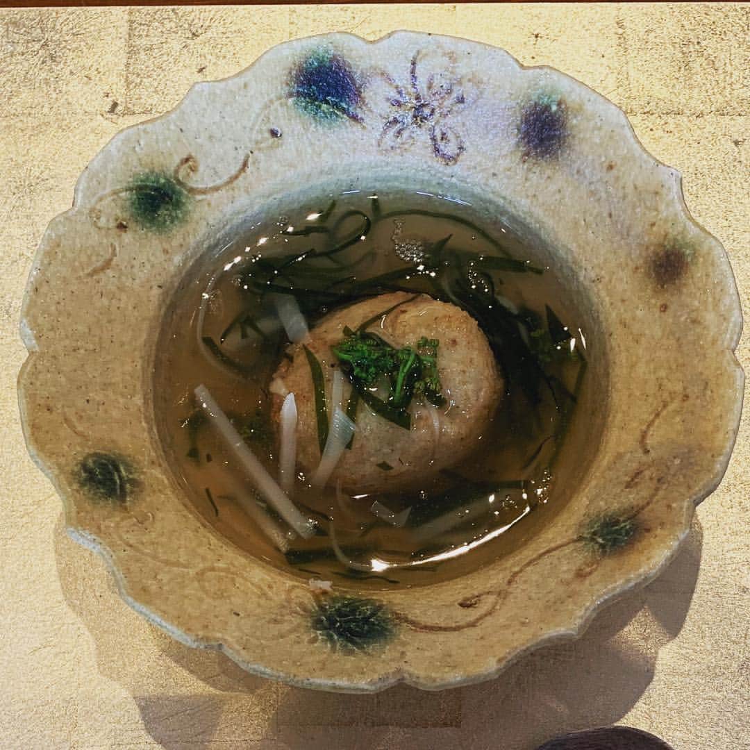 田中ウルヴェ京さんのインスタグラム写真 - (田中ウルヴェ京Instagram)「実家近くで、ずっと来たいと思っていたのに、なかなかタイミングが合わず。 白金台こばやし。 写真では素晴らしさを伝えられません。 すっごい綺麗だった。お食事もお皿選びも。 おススメなんてもんじゃないくらいおススメです。😍 あー おいしかったー😍😍😍 でもって なんていうか、うーん なんていえばいいんだ。 「極める」って、こういう背中よね、みたいな。 「極める」が「伝わる」のはこういう時よね、みたいな。  わざとらしくない。「自然で」、素敵でカッコいい。  自分は、そりゃアホみたいにいろんなお店経営してた時期もあったんで。。。😅 お店の空気感の「締まり具合」とか、端々の心配りとか、それらが外発的でなく、いかに内発的かとか。  いろんな心身からの表出を盗み見するわけですが。  人が責任を持って自分のできることを遂行する時の自信の表出感は見ていてたまらないです。😍 居心地に潔さを感じるって すごいな、と。  なーんて ま たんに大将がイケメンだってだけかもですが。。。🤣🤣🤣 あ。女将のサービスの雰囲気も最高でした。うーん、やるな、と。微に入り細に入り、いい。😊 The best Japanese “Kaiseki” in Shirokanedai Tokyo, “Shirokanedai Kobayashi”. #shirokanedai #shirokanedaikobayashi #白金台こばやし」5月4日 1時09分 - miyako.tanaka.oulevey