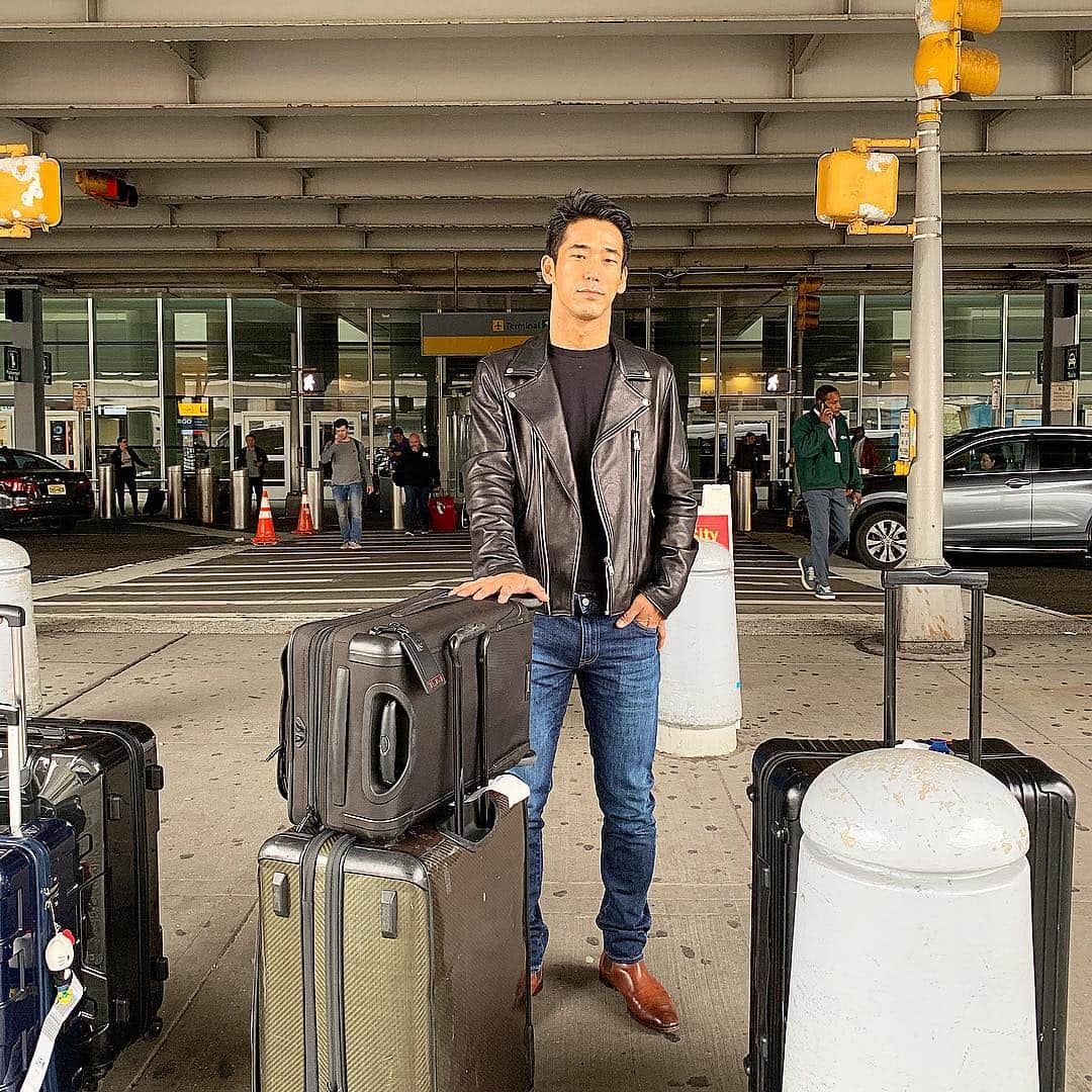のインスタグラム：「【#小林直己と100の視線 3/100 】 #newyork で待ち合わせ、#bangladesh 出身のドライバーBakkal さんの視線。 #旅 での１番のおみやげは、人との出逢い 【#NaokiKobayashiandhowpeopleseemein100ways 3/100】  Meet up in New York. Taken by my driver Bakkal from Bangladesh.  The best thing you get from a trip is the people you meet.  #EXILE #三代目JSOULBROTHERS #三代目JSOULBROTHERSfromEXILETRIBE #三代目JSB #三代目 #3jsb #ldh #小林直己 #NaokiKobayashi #nyc #rain #baggages #荷物いっぱい #久しぶりのnyc #expg #expgnyc」