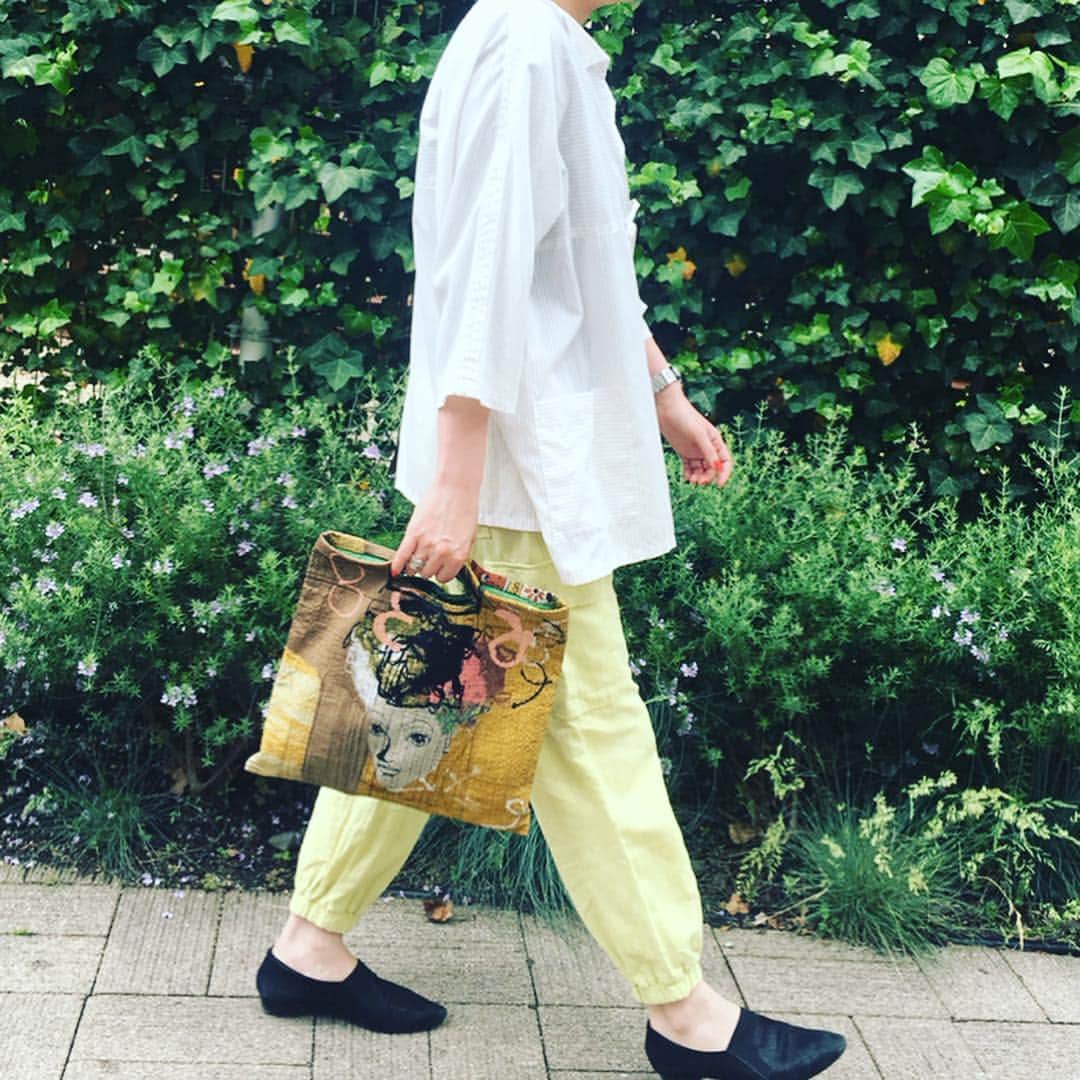 nakiさんのインスタグラム写真 - (nakiInstagram)「今日は神楽坂のショップ貞と期間限定で神楽坂に出店しているkakapoへ。 ・ ・ 神楽坂にはちょっと人と違う物が欲しい、量産とは違うこだわりの品を見つけたいなんて方にもおすすめのショップがたくさんあります。顔バックも神楽坂のショップ、ドリコ。こちらのシリーズは顔や柄がそれぞれ違ってユニーク。 ・ 貞は靴や小物類もあり、今日は可愛いらしいtシャツがありました。サイズも大小あり。kakapoにはオリジナルテキスタイルのシャツ、スカート、パンツが揃っているので個性的な柄が欲しい人にも個性派リンクコーデを楽しみたい方にもオススメ。 ・ ・ ・ #大人カジュアル #カジュアルコーデ #神楽坂散歩 #神楽坂#リンクコーデしたい #アラフォー#40代ファッション #40代コーデ #個性派#パーソナルスタイリスト#シャツ#一点物 #パンツ#ザラ#個性的#リンクコーデ#ザラコーデ」5月4日 1時05分 - nak.i