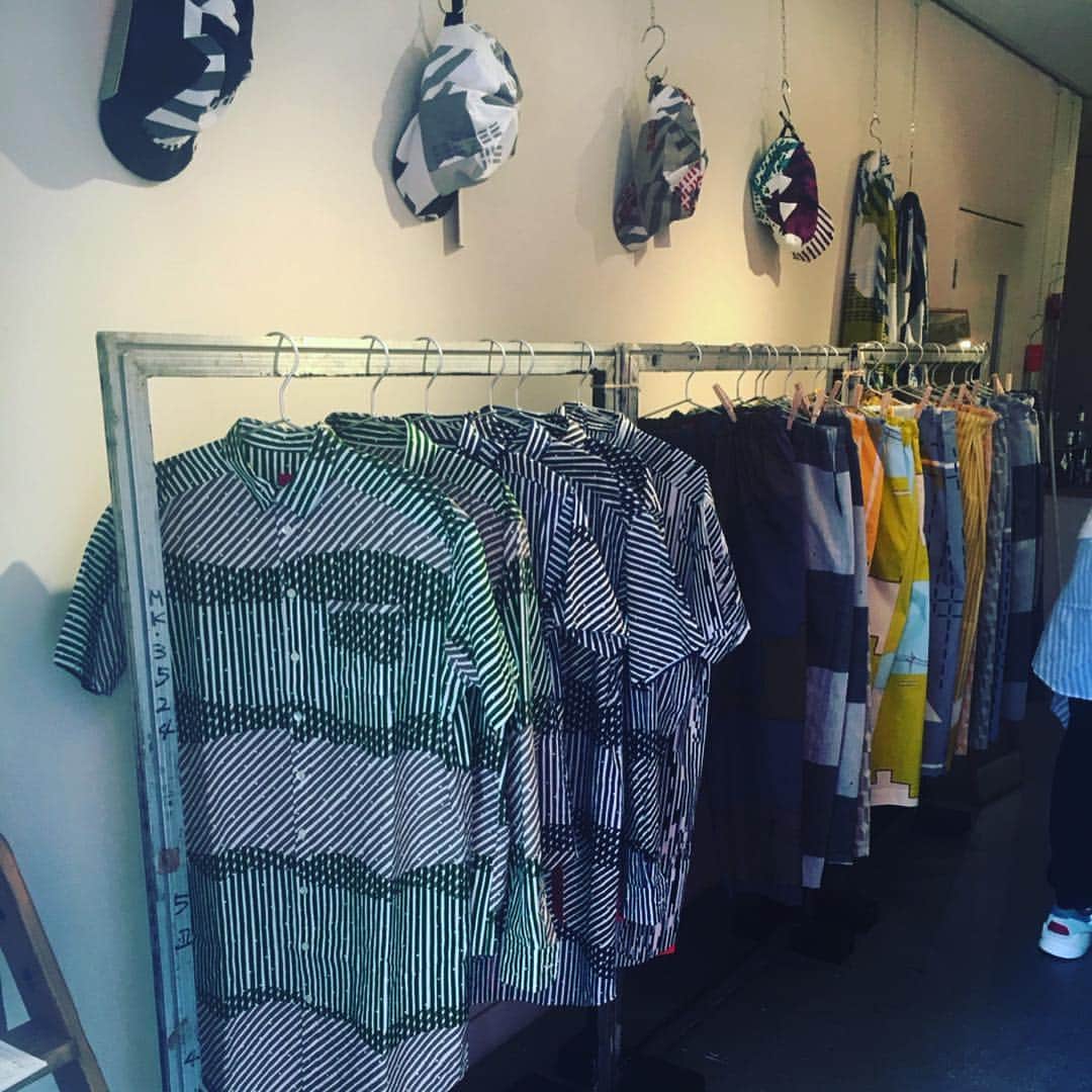 nakiさんのインスタグラム写真 - (nakiInstagram)「今日は神楽坂のショップ貞と期間限定で神楽坂に出店しているkakapoへ。 ・ ・ 神楽坂にはちょっと人と違う物が欲しい、量産とは違うこだわりの品を見つけたいなんて方にもおすすめのショップがたくさんあります。顔バックも神楽坂のショップ、ドリコ。こちらのシリーズは顔や柄がそれぞれ違ってユニーク。 ・ 貞は靴や小物類もあり、今日は可愛いらしいtシャツがありました。サイズも大小あり。kakapoにはオリジナルテキスタイルのシャツ、スカート、パンツが揃っているので個性的な柄が欲しい人にも個性派リンクコーデを楽しみたい方にもオススメ。 ・ ・ ・ #大人カジュアル #カジュアルコーデ #神楽坂散歩 #神楽坂#リンクコーデしたい #アラフォー#40代ファッション #40代コーデ #個性派#パーソナルスタイリスト#シャツ#一点物 #パンツ#ザラ#個性的#リンクコーデ#ザラコーデ」5月4日 1時05分 - nak.i