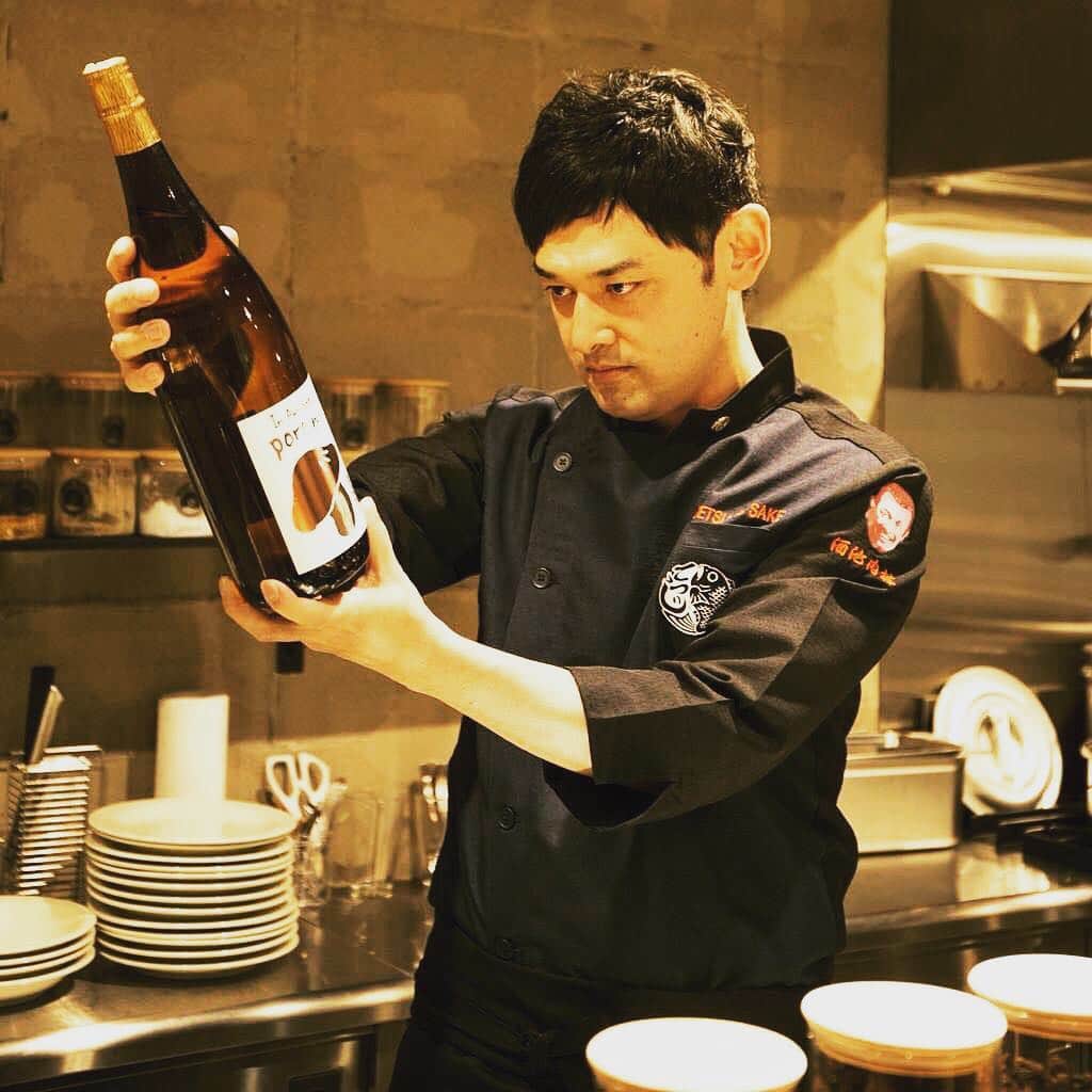 宮田麺児のインスタグラム：「プロジェクト全文。 「米から日本酒をつくりたい」  日本酒が好きすぎて米から日本酒をつくりたいんです。 田植えに始まり 稲刈り 精米 製麹 酒母つくり 仕込み 絞り 瓶詰め ラベル貼り などなど 日本酒が出来上がる全ての工程を体験して日本酒の全てを知りたいのです。 私と一緒に日本酒つくりませんか 「日本酒を体で浴びよう」 それぞれの工程でリターンを用意しています。  日本酒は「味」から「物語」の時代へ。 美味しいのは当たり前の時代になりました。 星の数ほどある日本酒から最高の一本を見つけるのは至難の技です。貴方は夜空を見上げたとき 星の数を数えますか？いえ 数えていないはずです。光り輝く無数の星のなかから 貴方にとって1番輝いている星をみつけてるはずです。その星こそ このクラウドファンディングで出来上がった 「日本酒」なのです。  https://silkhat.yoshimoto.co.jp/projects/706  #日本酒#クラウドファンディング#酒米#酵母#シルクハット」
