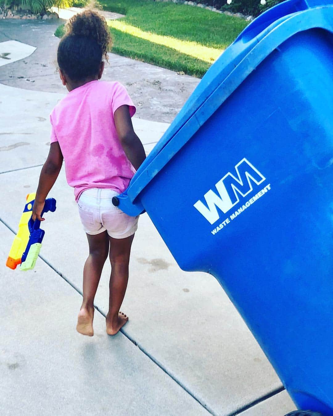 ロックモンド・ダンバーのインスタグラム：「#teachthemyoung💪🏾❤️👍🏾」