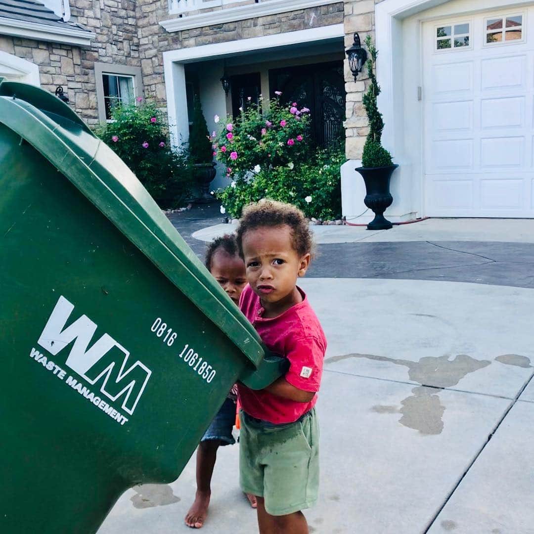 ロックモンド・ダンバーのインスタグラム：「#teachthemyoung💪🏾❤️👍🏾」
