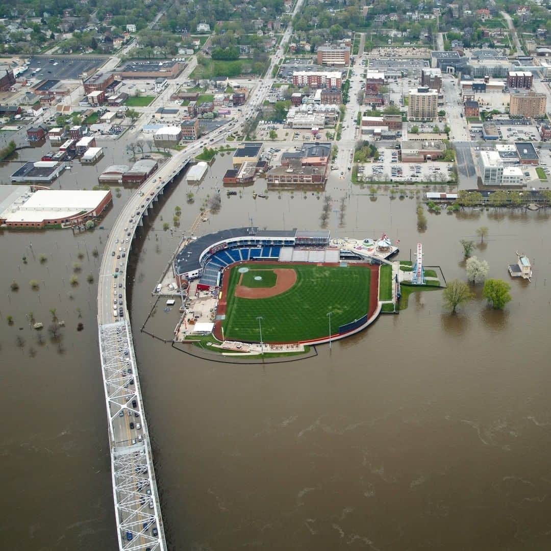 TIME Magazineさんのインスタグラム写真 - (TIME MagazineInstagram)「The downtown area of Davenport, Iowa, is seen from the air as floodwaters continue flow on May 1. A temporary flood barrier broke on April 30, sending water to near record levels with little to no warning. On Thursday, the National Weather Service (@nws) showed the Mississippi River level at 22.64 feet at the Quad Cities in both Iowa and Illinois, barely above the 22.63-foot mark from July 1993, according to @apnews. Davenport, a city of more than 100,000 people with a 9-mile riverfront, has no permanent levee or flood wall, @dmregister reports. That's by design per the city's flood-control plans, Mayor Frank Klipsch said at a news conference this week, the newspaper adds. "The city has been protected and, for the most part, continues to be protected," he said. "Davenport isn't underwater—it's a portion of it—and that's very important to us." Photograph by @bpowersphoto—@dmregister/@apnews」5月4日 1時31分 - time