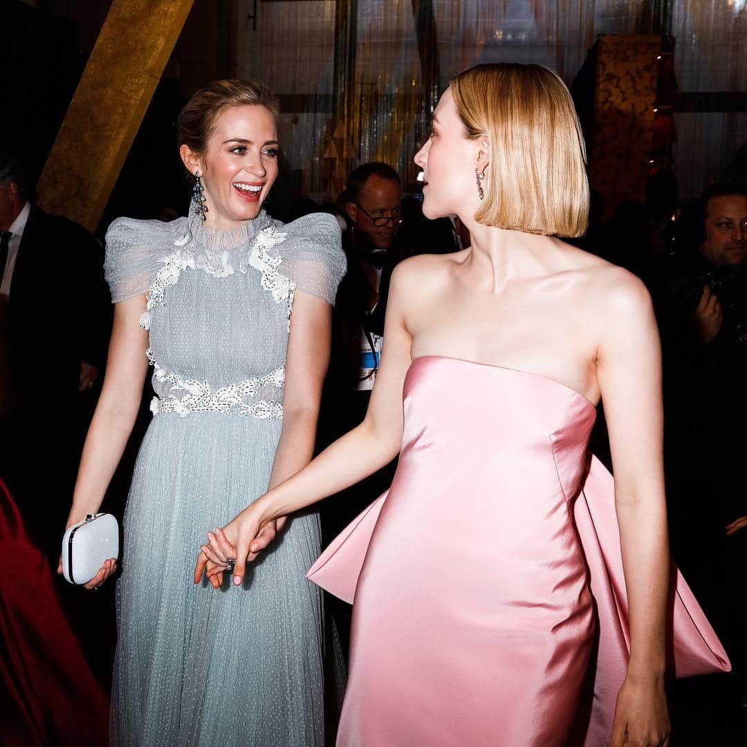 アカデミー賞さんのインスタグラム写真 - (アカデミー賞Instagram)「Flashback to Emily Blunt and Saoirse Ronan arriving at the 90th Oscars. Tag the person you'd like to make an Oscars entrance with.」5月4日 1時44分 - theacademy