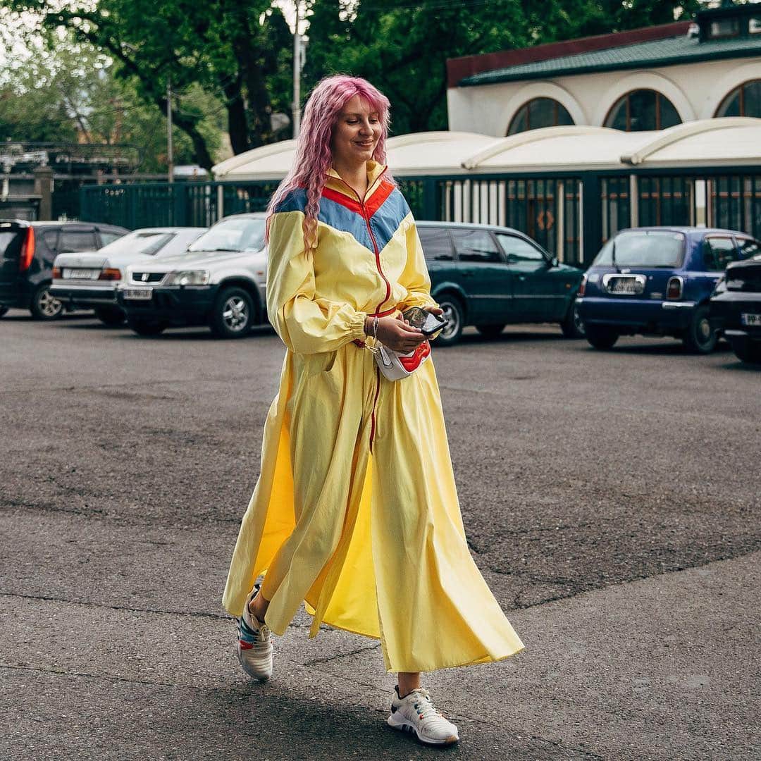 Vogue Runwayさんのインスタグラム写真 - (Vogue RunwayInstagram)「Pops of color head-to-toe in Georgia's capital for Tbilisi Fashion Week. Photographed by @styledumonde」5月4日 1時37分 - voguerunway