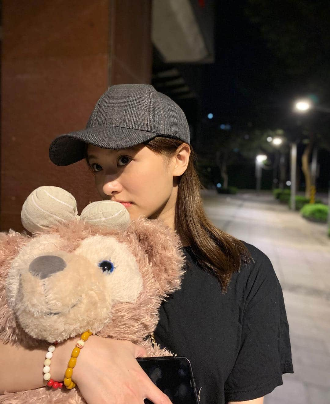 NueNueさんのインスタグラム写真 - (NueNueInstagram)「Me and 將將🐻 明天要把你暫時放在攝影棚不帶回家了😭」5月4日 1時37分 - iop_1004