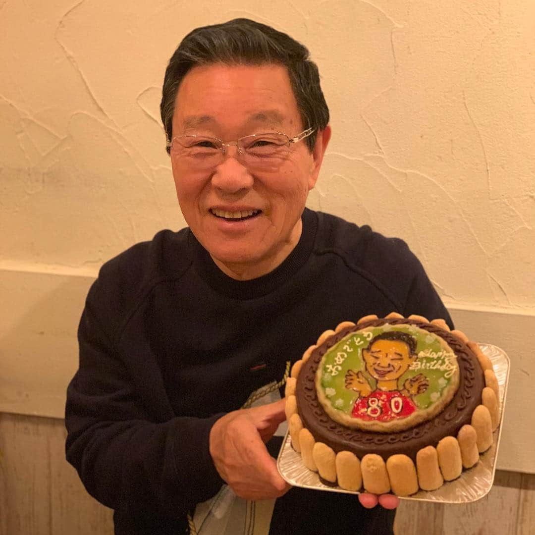 なべやかんさんのインスタグラム写真 - (なべやかんInstagram)「5月2日は父おさみの誕生日だった。 父も80歳だ㊗️ あと10年は頑張ってもらいたい。  父の幼馴染である佐藤昭司さんも誕生日が近かったので一緒にお祝い。 昭司さんはアニメ界の重鎮で、宮崎さんと高畑さんを一緒に組ませた人でもある。 ちびまる子の企画も昭司さんの仕事。 その他、ハイジ、ラスカル、フランダースなど様々な作品を世に送り出した。  そんな2人の誕生日会を今年もおこなえて良かった。 ちなみに去年は前日に父が脚立から落ち頭を切って入院したので、父だけドタキャンした。  #なべおさみ  #佐藤昭司  #誕生日」5月4日 1時46分 - yakan_nabe