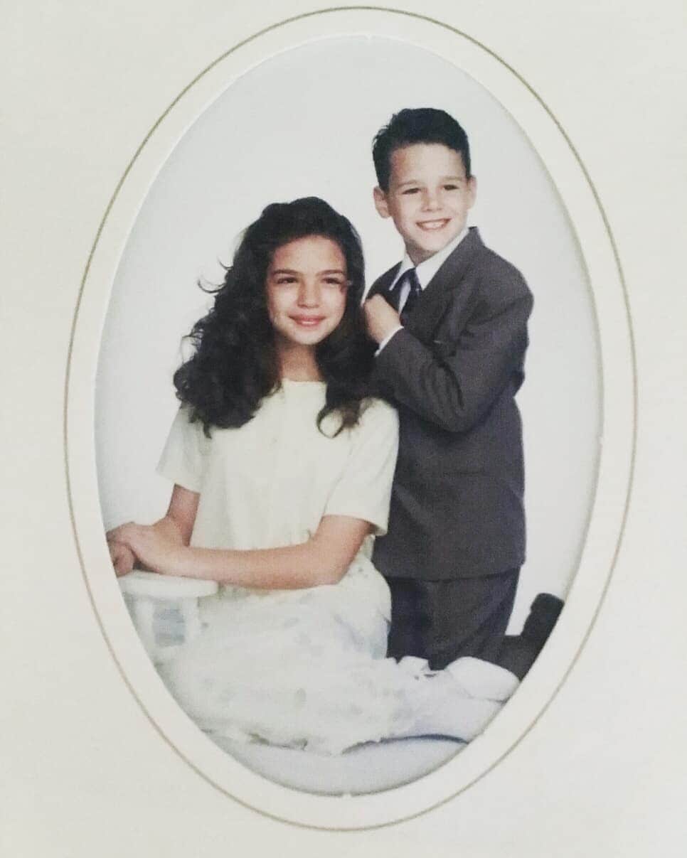 ジェシカ・アシュリーのインスタグラム：「I love my mom for many reasons. One is that she had so many photos made of me and my brother.💖」