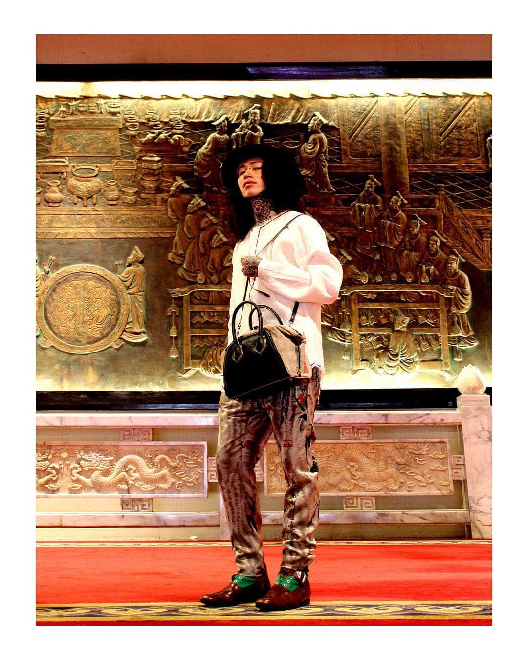 ヴィヴィアンウエストウッドさんのインスタグラム写真 - (ヴィヴィアンウエストウッドInstagram)「All the way from Taiwan 🇹🇼 Wearing #VWSS19 #WestwoodWorldwide」5月4日 1時52分 - viviennewestwood