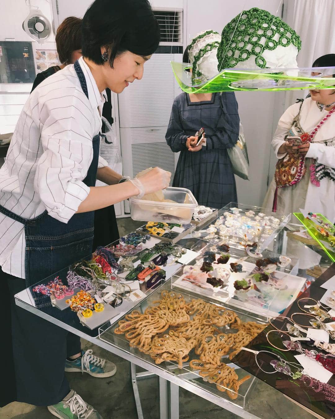 蓮沼千紘さんのインスタグラム写真 - (蓮沼千紘Instagram)「Special thanks:) Amazing collaboration realized by Satoko💓. She is an artist of food🧪🧫👩‍⚕️👩‍🍳. . .  #mellowfukushima  #aneddy #knit #flower #accessory #exhibition #tokyo #ebisu #unfinished」5月4日 1時55分 - knitchihiro