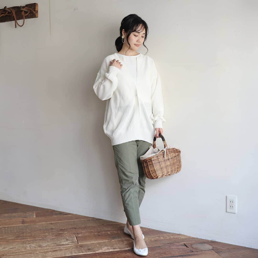 Eri Satoのインスタグラム：「white×khaki greenコーデ · knit : @blancbasque tops: @pierrot_shop (b1607-011129) pants: @edist.closet shoes: @outletshoes_official ·  丈長め、シルエットが可愛いカーディガンは #blancbasque のもの。 @blancbasque のトップページのURLから買えますよー💕 · 👦👶と福島に帰ってきました 娘がかなり動くようになってきたので疲れたー😂 · #mamagirl#locari#コーディネート#ママコーデ#ママファッション #プチプラ#プチプラコーデ #partegram#読者モデル#読モ#ママモデル #l4like #instagood#outfit #simple #coordinate  #fashion #casual #コーデ#シンプルファッション#カジュアル #style #お洒落さんと繋がりたい #code #ファッション#ootd」