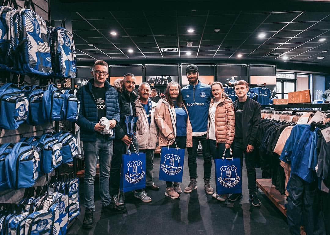 アンドレ・ゴメスさんのインスタグラム写真 - (アンドレ・ゴメスInstagram)「💙 Great to meet and surprise these special fans! Hope you enjoy the game. @everton」5月4日 1時58分 - aftgomes21