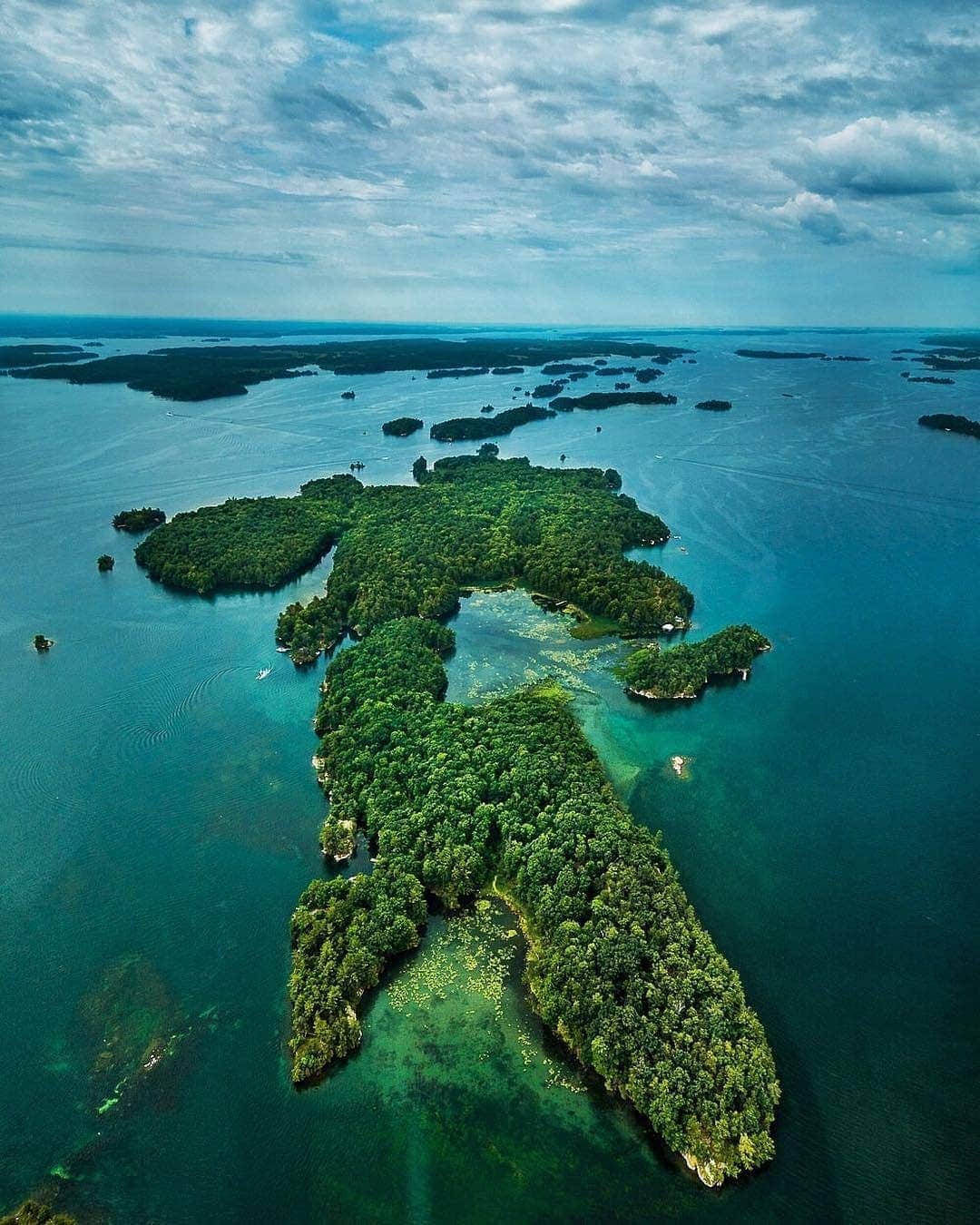 Explore Canadaさんのインスタグラム写真 - (Explore CanadaInstagram)「Get in the air with @fly1000islands for a scenic tour of the 1000 islands, located on the St. Lawrence river along the US border. If flying is not for you, explore the area on a boat tour with @gananoque.boat.line and cruise past historic castles and shipwrecks in this UNESCO World Biosphere Reserve. Gananoque, the jumping off town for both options, is located approximately 3 hours from Toronto or 2 hours from Ottawa and makes a great stopping point on road trip across Southern Ontario! #ExploreCanada 📷: @deanheliotis 📍: @visit1000islands, @ontariotravel .  #Visit1000Islands #DiscoverON . Abonnez-vous à @explorezsansfin pour voir nos publications en français!」5月4日 2時00分 - explorecanada