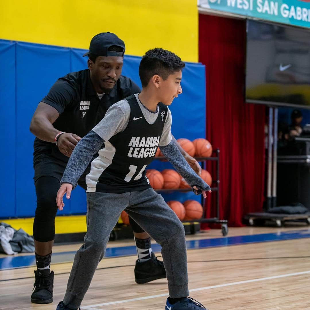 コービー・ブライアントさんのインスタグラム写真 - (コービー・ブライアントInstagram)「The story of #Wizenard was greatly inspired by the coaches I’ve had and the lessons they taught me throughout my life. Therefore, I’m proud to present the #WizenardCoachAward to four #MambaLeague coaches who are doing exemplary work in transforming the lives of students and have become a catalyst for enhancing growth and development in others. Congrats to coaches Elisha, April, Q and Alphonso. You’ve shown great commitment in teaching not just athletic, but social and emotional skills to the next generation. Like Q said, “the best part about being a coach is seeing the growth and development from the players when they first walk in the gym. Being a coach, mentor, teacher and leader to the players on my team is what I love the most.” 💪🏾 🏆#MambaMentality」5月4日 2時11分 - kobebryant