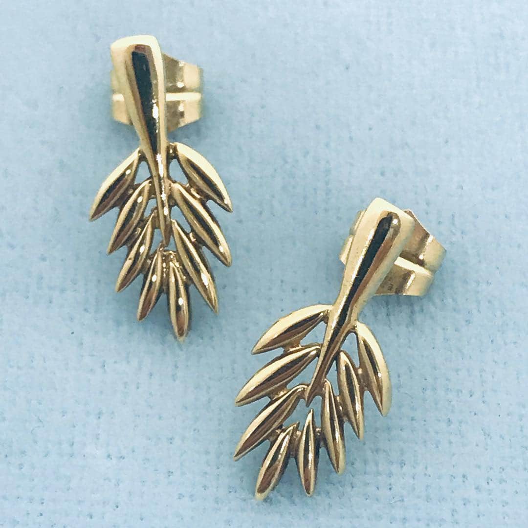 のインスタグラム：「¡Summer is coming!Pendientes en oro amarillo de la colección Flora 🌿 🌞 #JoaquinBerao #jewelryaddict #handmade #jewelrydesign #fashion #handmade #JoaquinBeraoJapon #JoaquinBeraoMilan #JoaquinBeraoValencia」
