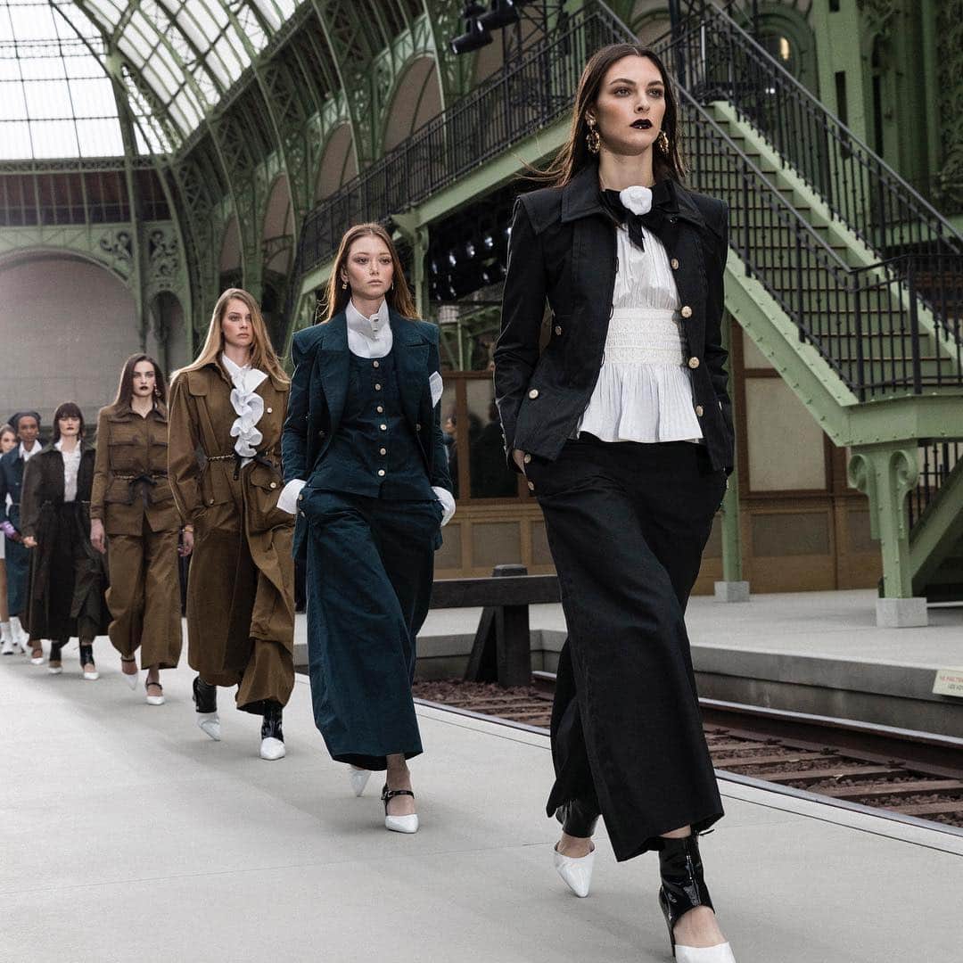 シャネルさんのインスタグラム写真 - (シャネルInstagram)「Like travellers catching a train, models walked along the platform for the finale of the #CHANELCruise 2019/20 show in Paris. #CHANEL @vittoceretti @walldamort @laurenjdg @alyssahpaccoud @samrollinson @iamugbad」5月4日 2時07分 - chanelofficial