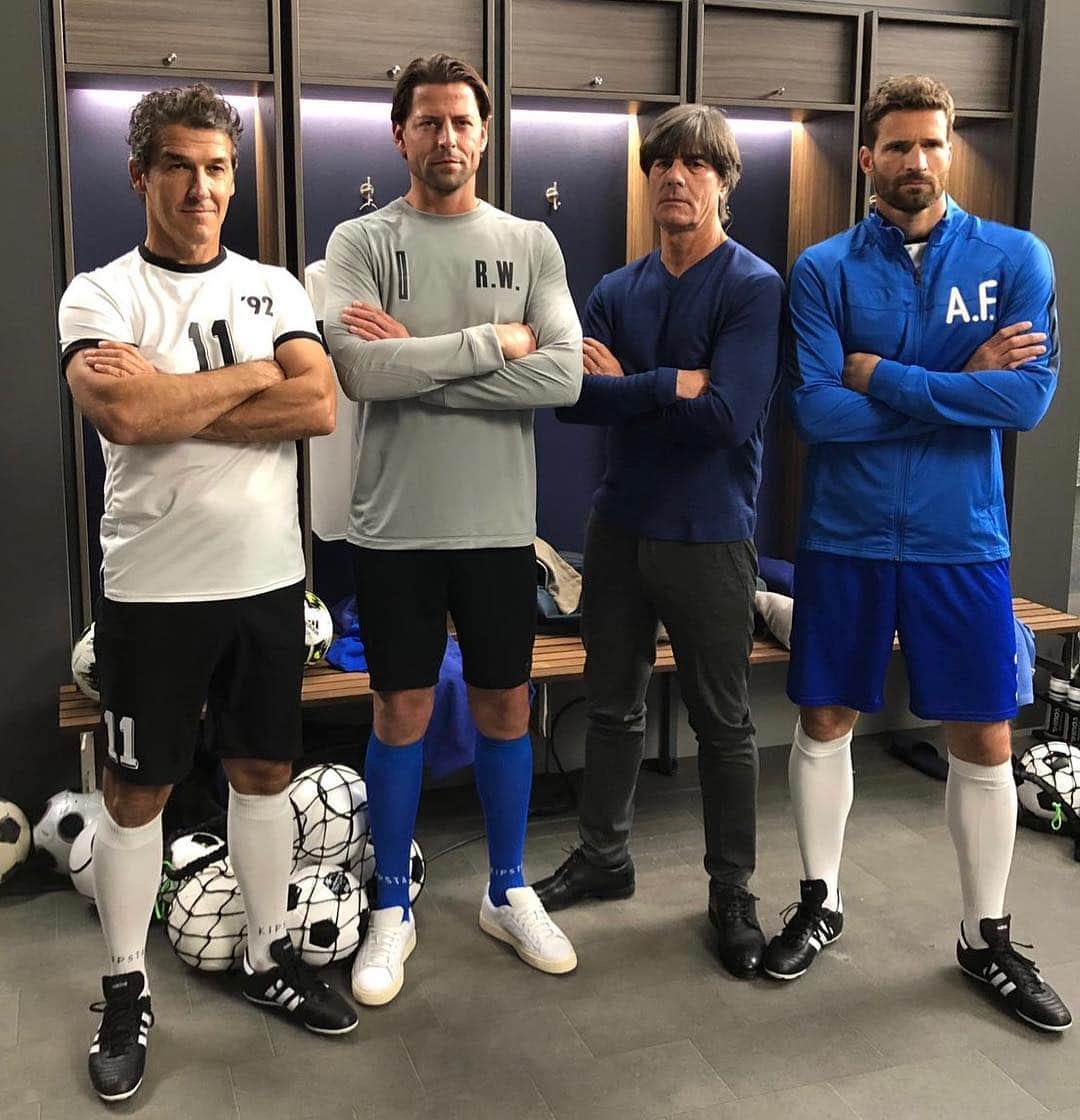 ローマン・ヴァイデンフェラーさんのインスタグラム写真 - (ローマン・ヴァイデンフェラーInstagram)「Die Retro-Gang #karlheinzriedle #joachimlöw #arnefriedrich #style #nivea #niveamen #niveaformen #dfb #nationalmannschaft #fussball #hamburg @arnefriedrichofficial @bvb09 @dfb_team」5月4日 2時07分 - romanweidenfeller