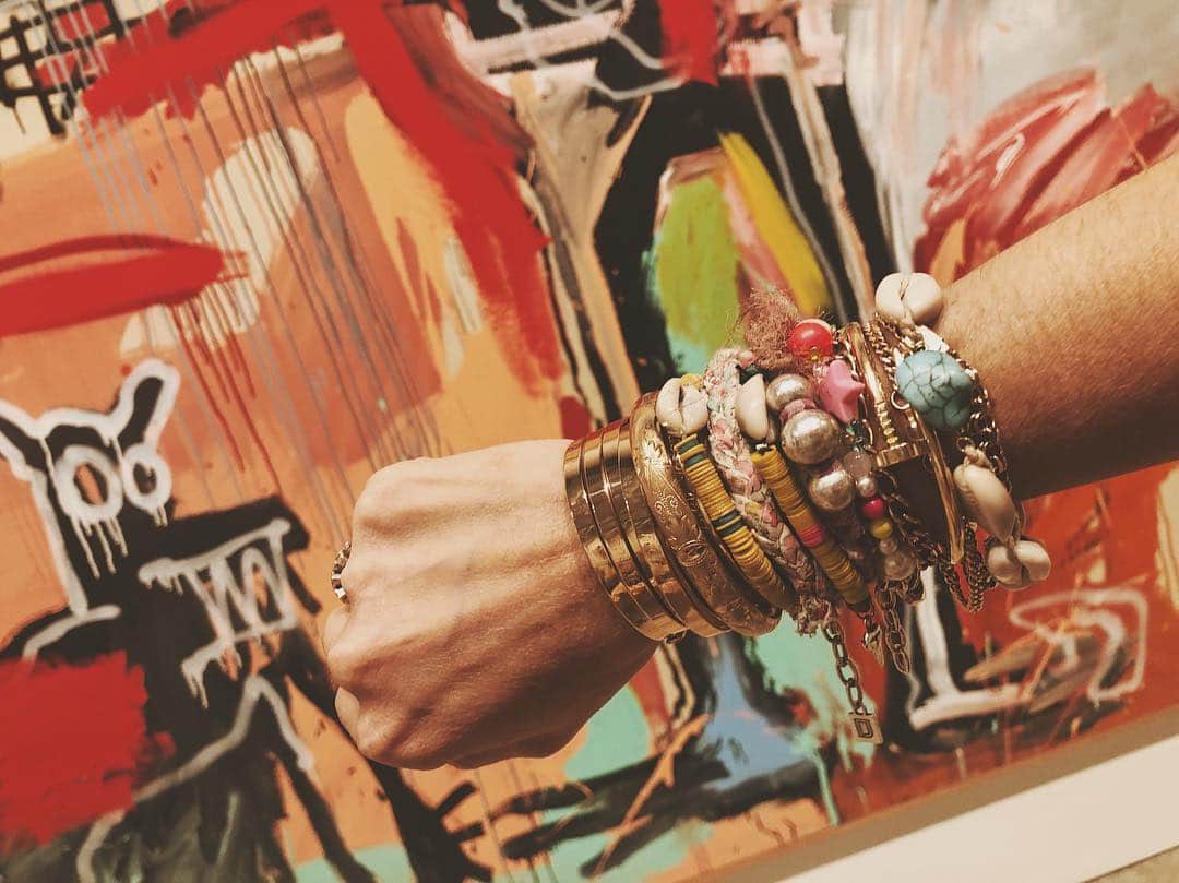 ダニジョーのインスタグラム：「All about Basquiat 🎨 Tap to shop @jodiesnydermorel’s #armparty at the Basquiat exhibit with @saks」