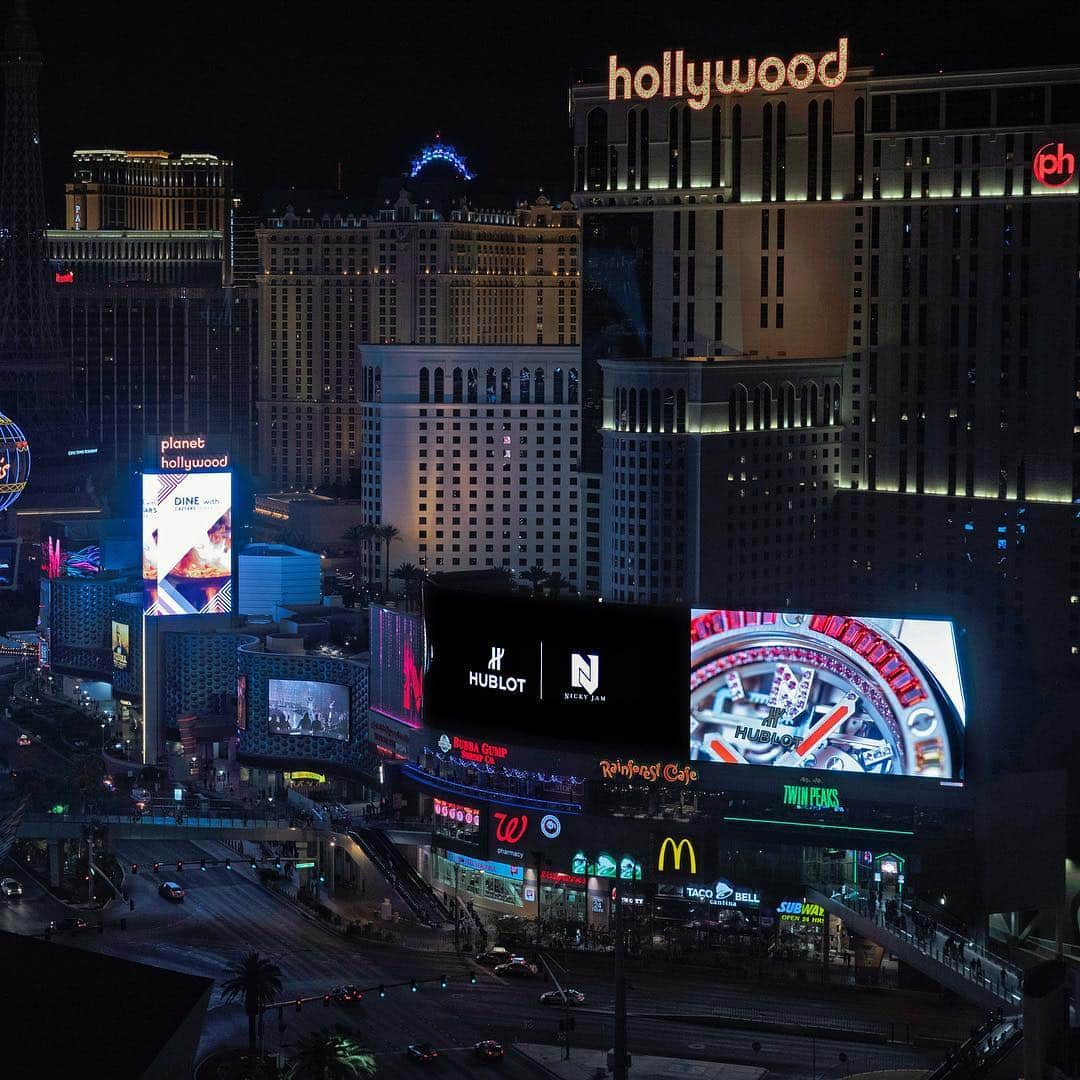 のインスタグラム：「Welcome to fabulous Las Vegas. Big Bang @nickyjampr spotted! #HublotNickyJam #NickyJam @hublot_lasvegas」