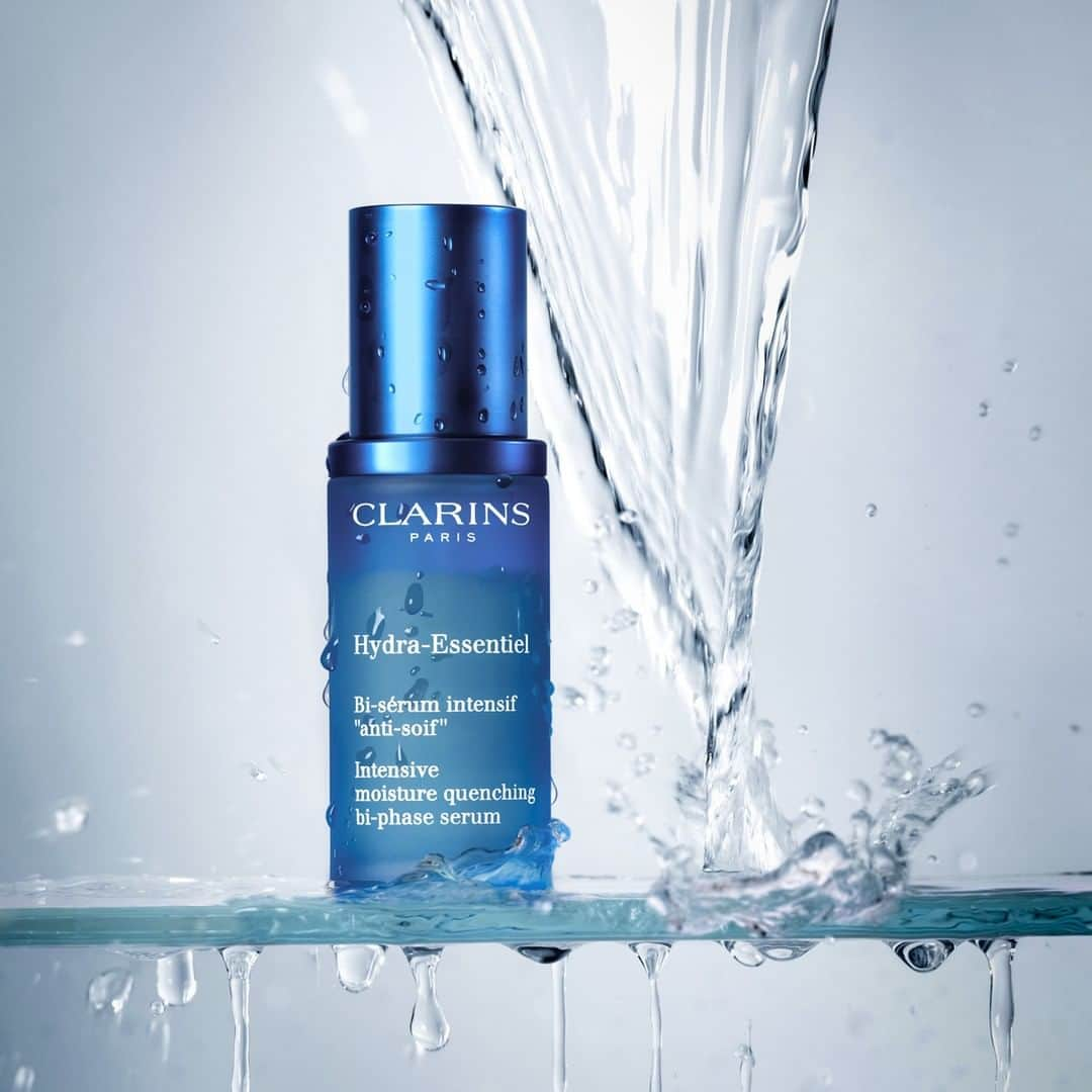 ClarinsUKさんのインスタグラム写真 - (ClarinsUKInstagram)「We're hitting the skin with intense hydration thanks to Hydra-Essentiel Bi-Phase Serum - with extract of organic leaf of life to fuel skin's natural propensity to hydrate. #QuenchFromWithin #Clarins」5月4日 2時25分 - clarinsuk