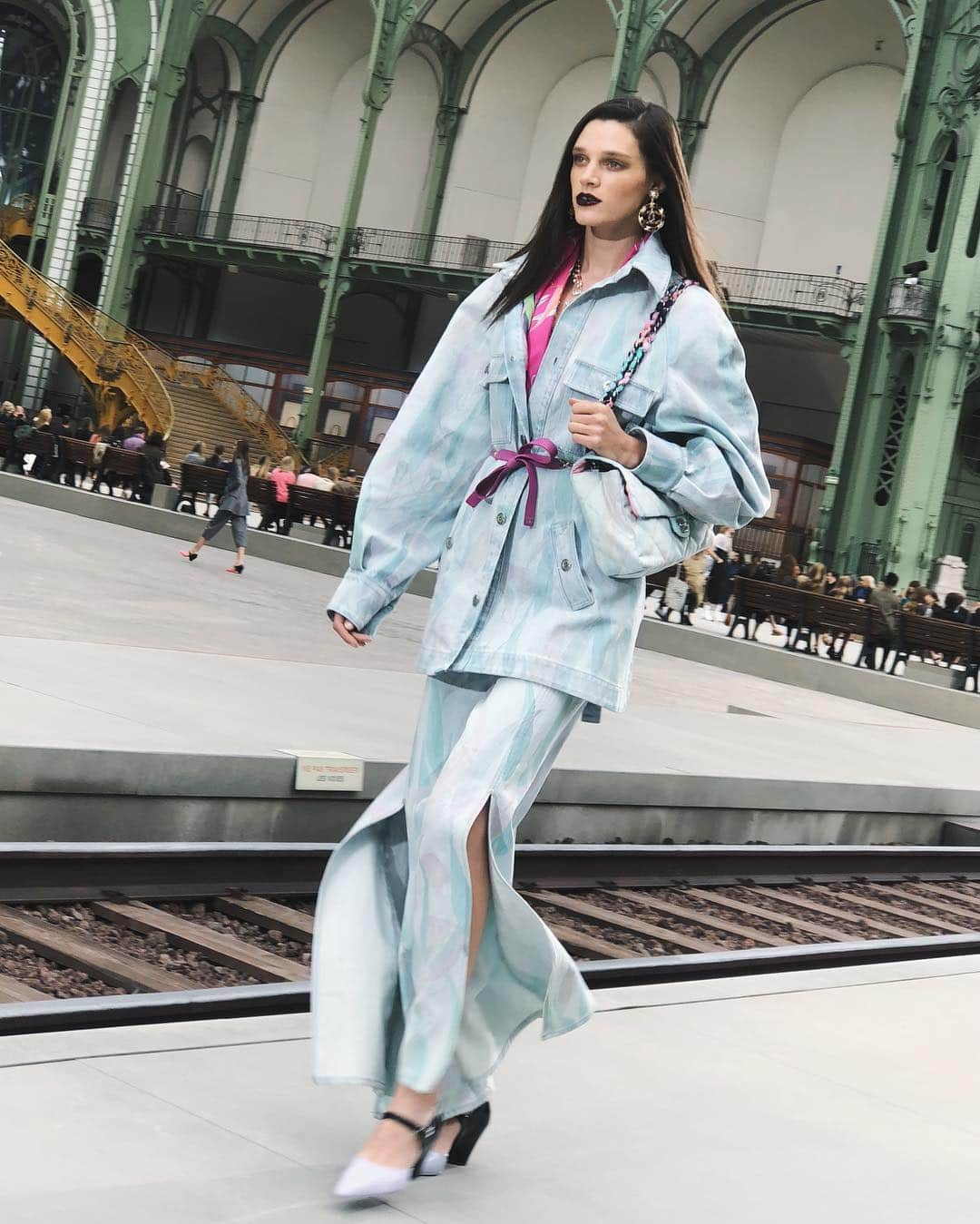 アイリーン・キムさんのインスタグラム写真 - (アイリーン・キムInstagram)「Absolutely LOVING these killer looks from #CHANELCRUISE, the very first solo collection presented by @virginieviard 😍 Which one? 💕」5月4日 2時27分 - ireneisgood