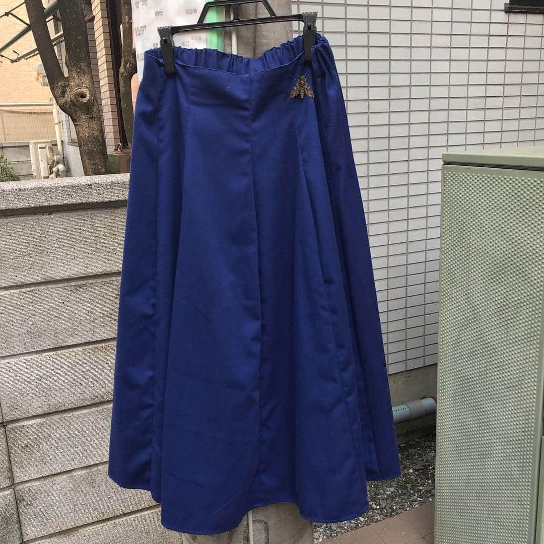 まっく赤坂見附のインスタグラム：「電信柱にスカート そしてワンポイントに生きた蛾  #蛾 #ワンポイント」