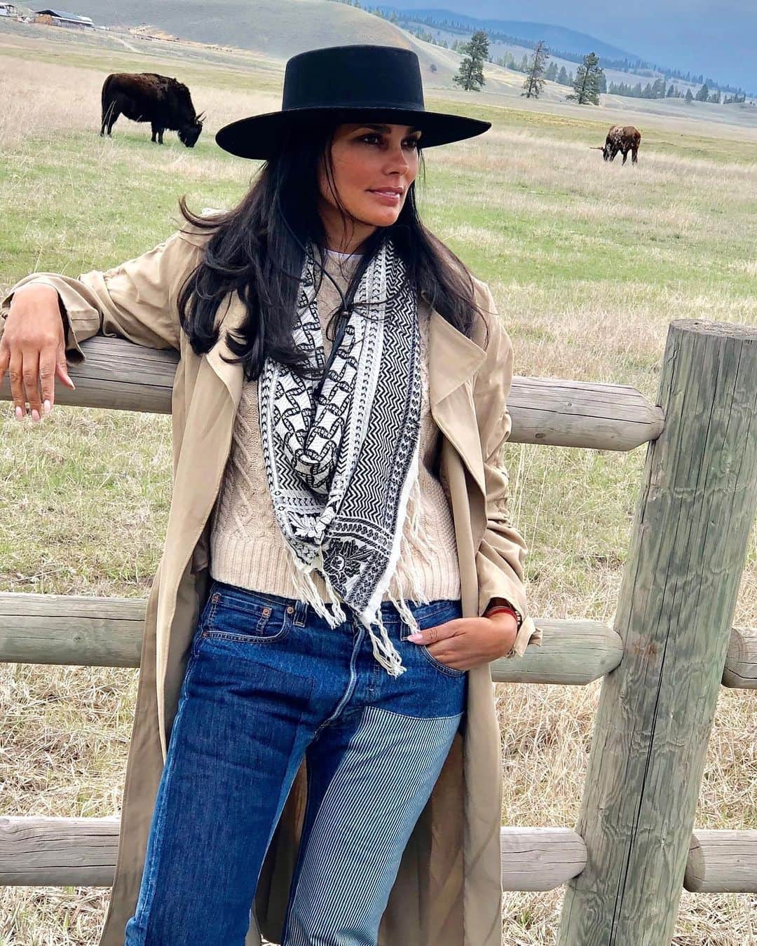 レイチェルロイさんのインスタグラム写真 - (レイチェルロイInstagram)「Goes to Montana, becomes a cowgirl. RR in the Veronica Trench @theresortatpawsup 🌱 . . . . #fashionlover #fashiondesign #fashioninsta #fashionlook #fashionlovers #fashionlove #fashiontrends #fashiondiary #fashionstore #fashiongirls #nyc #nycc #nycity #nyc_highlights #nycmua #nycfashionblogger #instagramnyc #nycfashion #nycblogger #nycstreetstyle #nycbloggers #nycdesigner #nyclife #rachelroy #theresortatpawsup」5月4日 2時32分 - rachel_roy