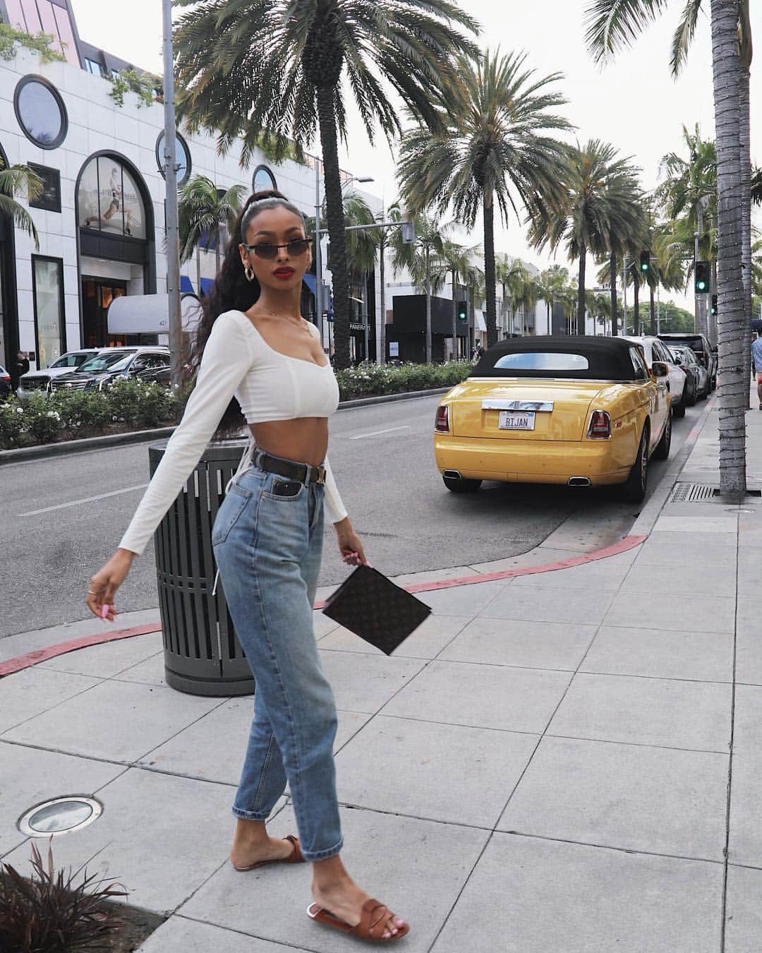 ジェイデ・ピアスのインスタグラム：「🌴RESUME LA PHOTOS... I love a cute casual outfit! Glasses: @vogueeyewear Top: @aym.studio Jeans: @topshop Belt: @louisvuitton Bag: @louisvuitton Shoes: @zara Hair: @marvinzworld_ Lipstick: @uomabeauty badass icon matte lipstick in shade “sade”. PS: my heart is a lot bigger than my ass lol.」
