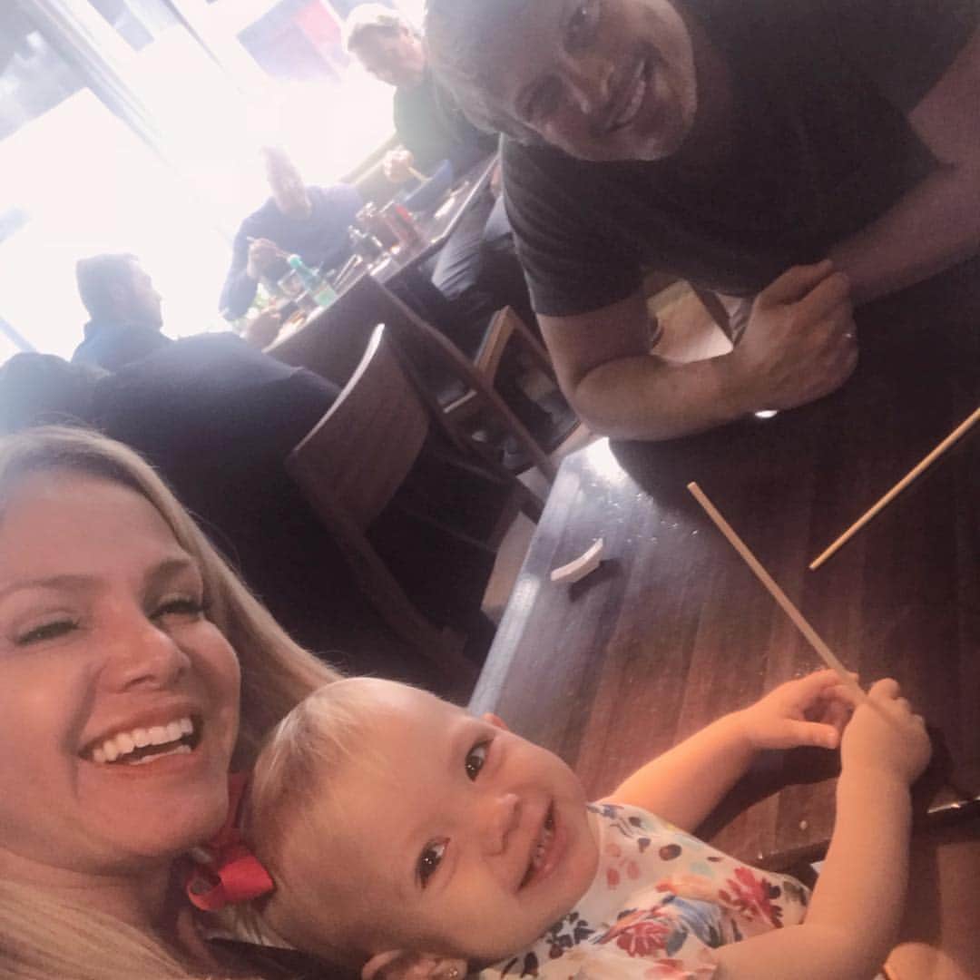 Eliana Michaelichin Bezerraのインスタグラム：「Sextou pessoal!!! A gente se ama e se diverte . Obrigada Deus. P.S.: faltou o meu menino que está na escola❤️ #familia #obrigadadeus #mariapassanafrente #maedemenino #maedemenina #manuelamrseminstagram」