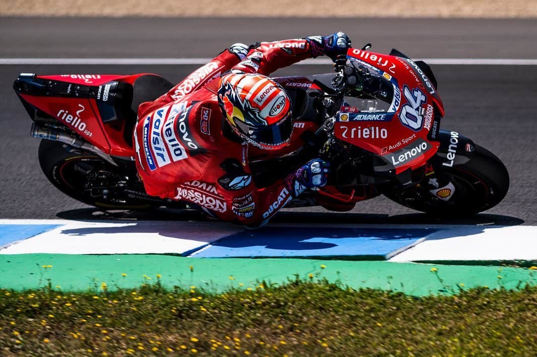 アンドレア・ドヴィツィオーゾさんのインスタグラム写真 - (アンドレア・ドヴィツィオーゾInstagram)「Positive start #SpanishGP #dovi04 #desmodovi #AD04 #missionwinnow #forzaducati #motogp #alpinestars #suomyhelmets #redbull #oldwildwest #mondottica #DucatiEyewear 📷 @calloalbanese」5月4日 2時38分 - andreadovizioso