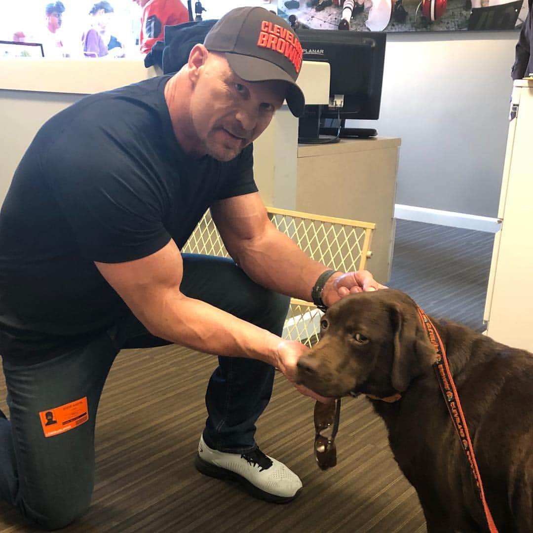 ストーン・コールド・スティーブ・オースチンのインスタグラム：「Hanging out w Moose at the @clevelandbrowns training facility. Moose is a 5 year old male Chocolate Lab rescue. He is living a great life with lots of attention. He ain’t missing no meals either. #doglife」