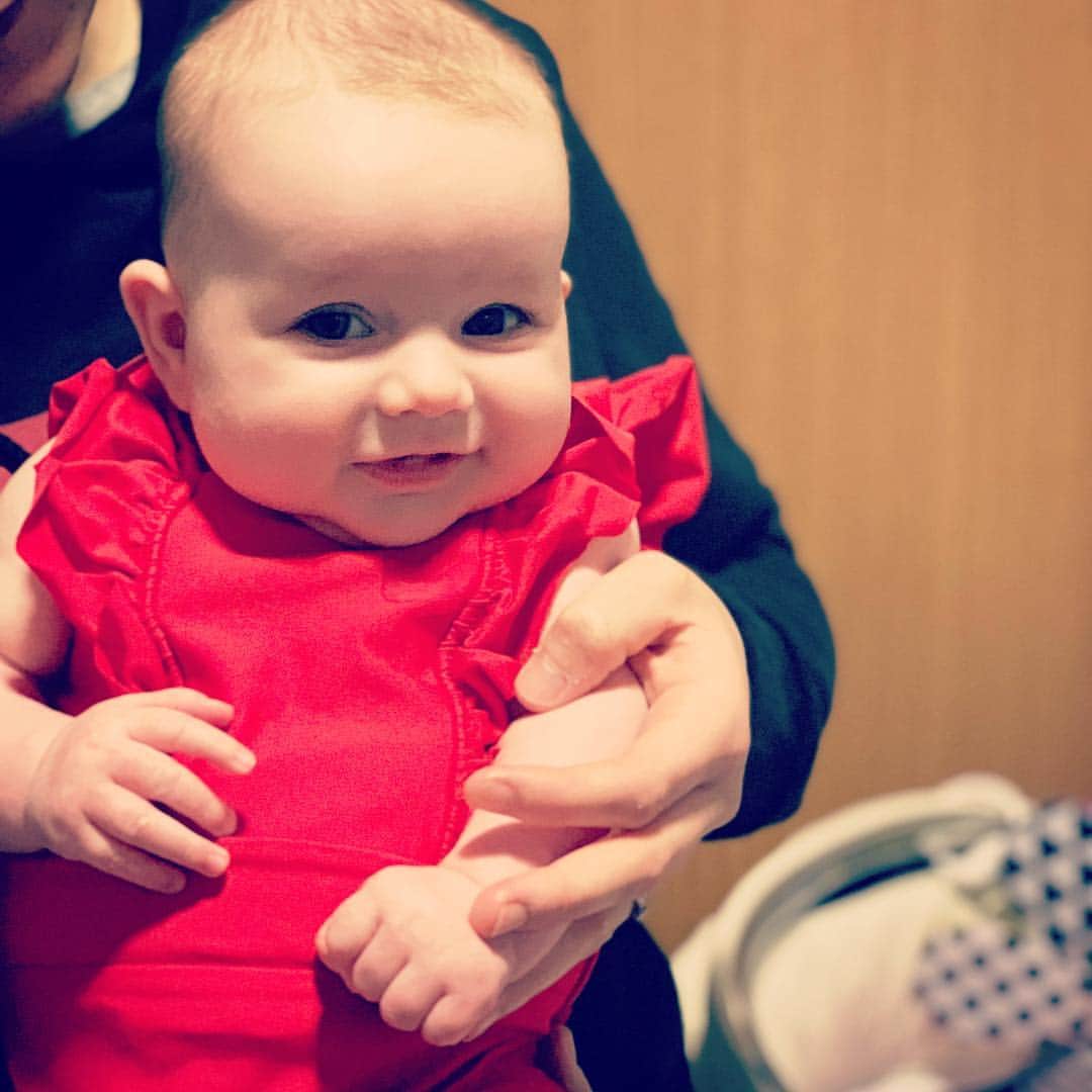 のインスタグラム：「Willows first time swimming - she loved it 👶」