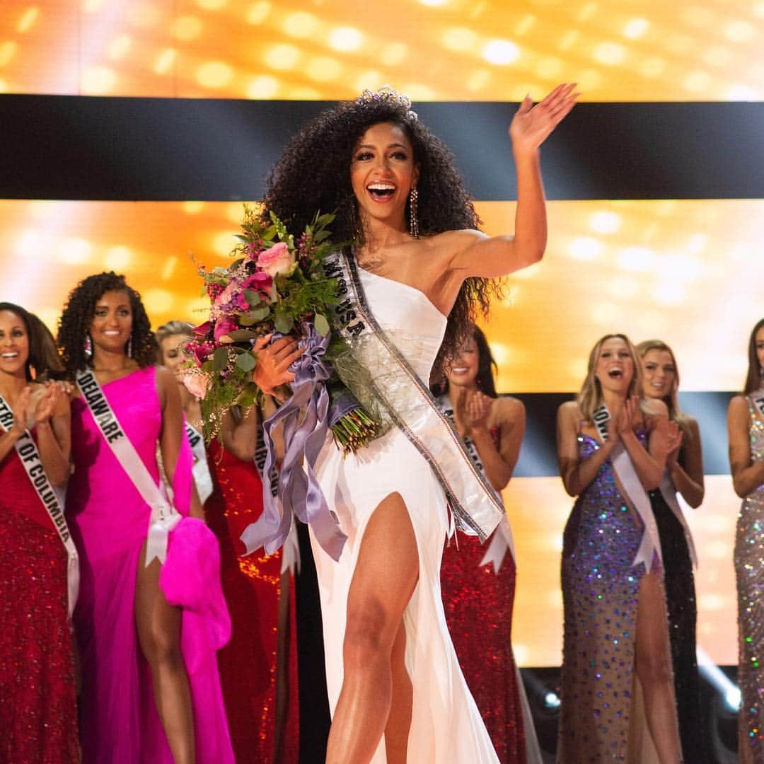 NBC Newsさんのインスタグラム写真 - (NBC NewsInstagram)「#CheslieKrist, a #NorthCarolina lawyer who represents prison inmates for free, won the #MissUSA title Thursday night. Click the link in our bio to read more. . 📷 Frank L. Szelwach / Miss Universe Organization」5月4日 2時51分 - nbcnews