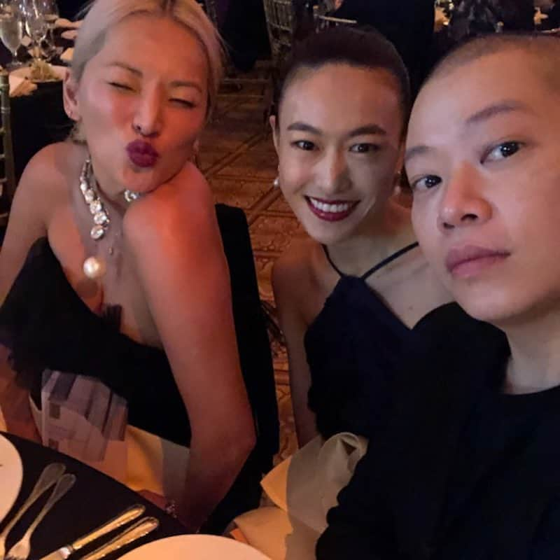 ジェイソンウーさんのインスタグラム写真 - (ジェイソンウーInstagram)「Thank you @yuesaikan for honoring me at this year’s #ChinaFashionGala @chinainstitute_ and thank you to all my dear friends for celebrating with me on this special evening. Growing up in Asia in the 80’s,fashion was not considered an acceptable or desirable career path-especially for a boy who played with dolls. We have come a long way 27 years later and I’m proud to have played a small part in paving the way. I’m grateful for such amazing parents for their unwavering support. Today, China is one of the strongest global leaders in fashion and the future is bright.」5月4日 3時00分 - jasonwu