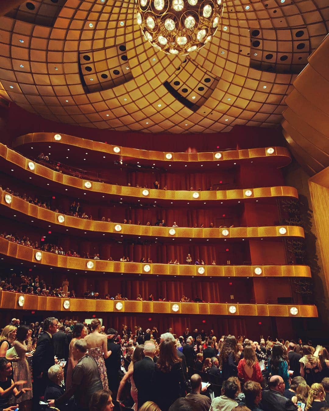 サーシャ・コーエンさんのインスタグラム写真 - (サーシャ・コーエンInstagram)「The @nycballet Gala is something I always look forward to - A night where I’m transported by the world of exquisite choreography, dance, music, and the grandeur of @lincolncenter. It only got better when a legend and inspiration throughout my entire career as a figure skater, Mikhail Baryshnikov gave me life advice on how he found meaning and satisfaction after his career as a dancer. And a huge thank you @carmenmarcvalvo for the beautiful dress! 🙏🏻🥰 #aboutlastnight #nycnights #ballet #lincolncenter #mikhailbaryshnikov #nycballet #springala #grateful」5月4日 3時00分 - sashacohennyc