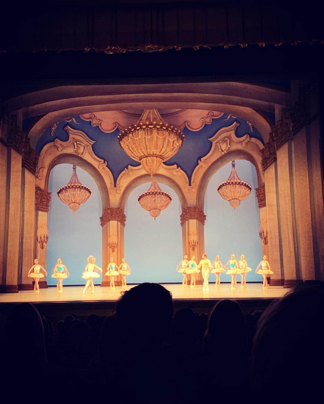 サーシャ・コーエンさんのインスタグラム写真 - (サーシャ・コーエンInstagram)「The @nycballet Gala is something I always look forward to - A night where I’m transported by the world of exquisite choreography, dance, music, and the grandeur of @lincolncenter. It only got better when a legend and inspiration throughout my entire career as a figure skater, Mikhail Baryshnikov gave me life advice on how he found meaning and satisfaction after his career as a dancer. And a huge thank you @carmenmarcvalvo for the beautiful dress! 🙏🏻🥰 #aboutlastnight #nycnights #ballet #lincolncenter #mikhailbaryshnikov #nycballet #springala #grateful」5月4日 3時00分 - sashacohennyc