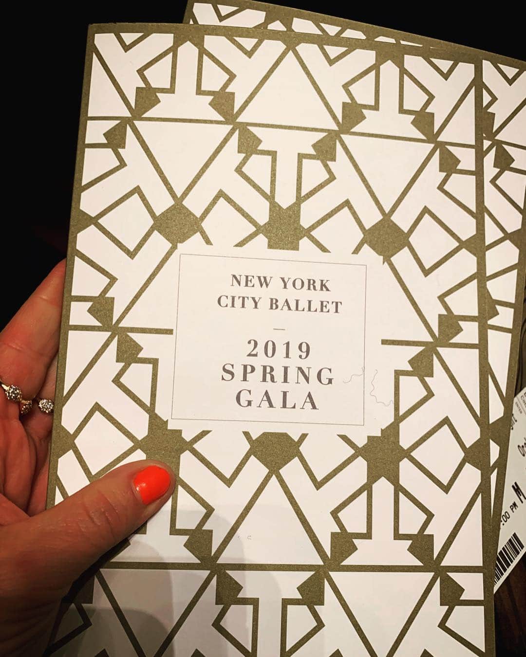 サーシャ・コーエンさんのインスタグラム写真 - (サーシャ・コーエンInstagram)「The @nycballet Gala is something I always look forward to - A night where I’m transported by the world of exquisite choreography, dance, music, and the grandeur of @lincolncenter. It only got better when a legend and inspiration throughout my entire career as a figure skater, Mikhail Baryshnikov gave me life advice on how he found meaning and satisfaction after his career as a dancer. And a huge thank you @carmenmarcvalvo for the beautiful dress! 🙏🏻🥰 #aboutlastnight #nycnights #ballet #lincolncenter #mikhailbaryshnikov #nycballet #springala #grateful」5月4日 3時00分 - sashacohennyc