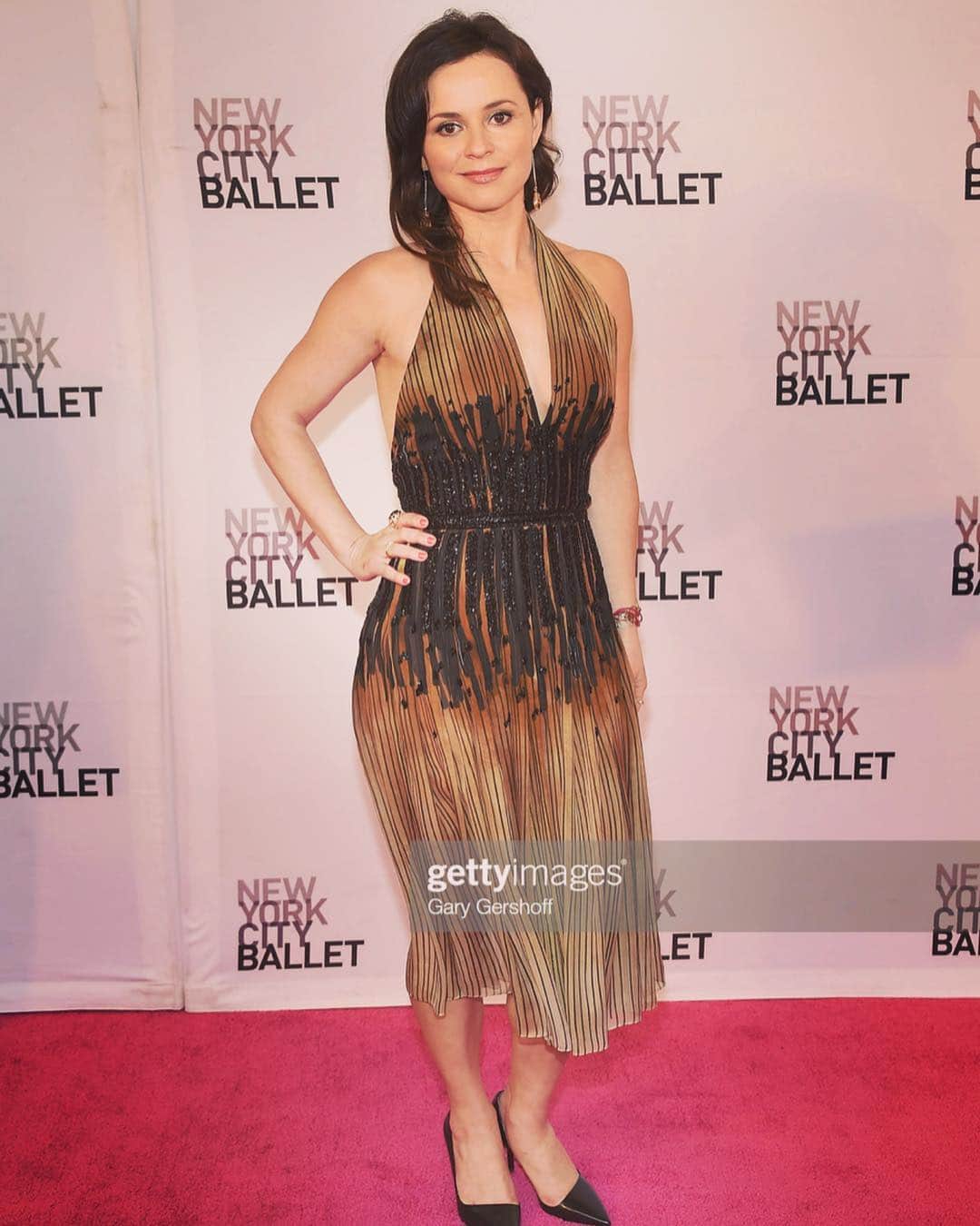 サーシャ・コーエンさんのインスタグラム写真 - (サーシャ・コーエンInstagram)「The @nycballet Gala is something I always look forward to - A night where I’m transported by the world of exquisite choreography, dance, music, and the grandeur of @lincolncenter. It only got better when a legend and inspiration throughout my entire career as a figure skater, Mikhail Baryshnikov gave me life advice on how he found meaning and satisfaction after his career as a dancer. And a huge thank you @carmenmarcvalvo for the beautiful dress! 🙏🏻🥰 #aboutlastnight #nycnights #ballet #lincolncenter #mikhailbaryshnikov #nycballet #springala #grateful」5月4日 3時00分 - sashacohennyc
