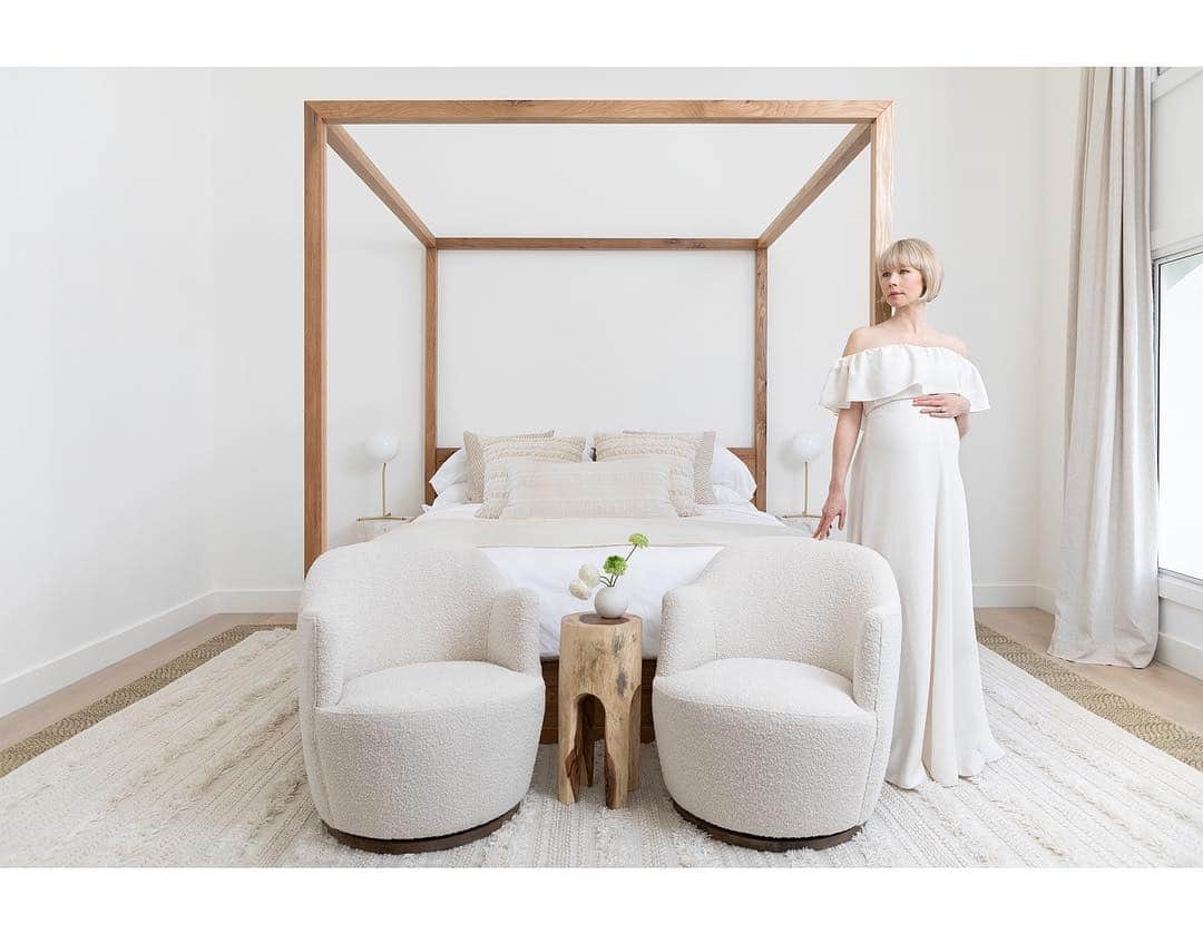 エリン フェザーストンのインスタグラム：「The new master bedroom inside my NYC reno. Sleeping here feels like being inside a cloud! Thank you @perigold for helping me bring this room to life! Tap link in bio for all the details. #thefetherednest 📷@selliottphoto」