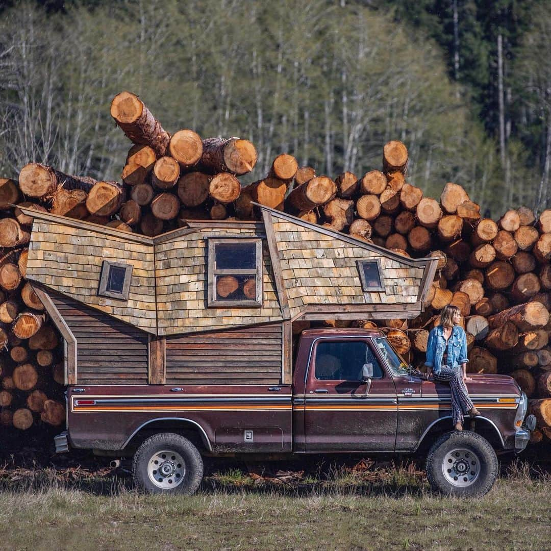 サラ・ジーン・アンダーウッドさんのインスタグラム写真 - (サラ・ジーン・アンダーウッドInstagram)「We’re getting ready to take the truck cabin on a final road trip before its metamorphosis! Any guesses what we’re gonna turn it into at @pnwcabinland? I told my Patreon peeps in our live chat last week, so shhhhh guys 🤫! Truck cabin by @jacobwitzling & @saraunderwood」5月4日 3時11分 - saraunderwood