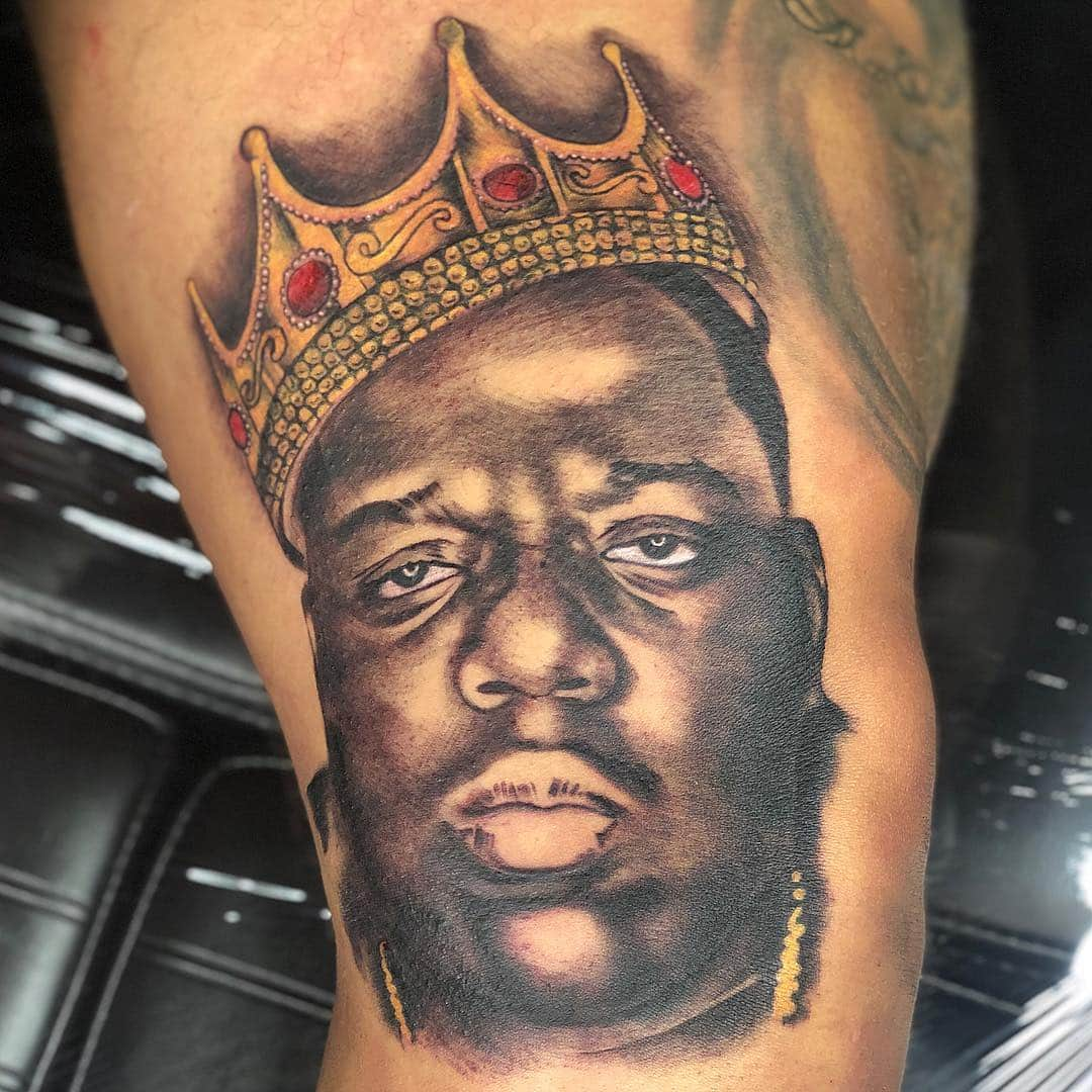 アシュリー・ケインさんのインスタグラム写真 - (アシュリー・ケインInstagram)「No No No NOTORIOUS!!! - Swipe left and see the mazzaliniest B.I.G. that the portrait king 👑 @joshuahancoxtattoist put down on me today! 👏🏾👏🏾👏🏾 . . #tattoo #ink #portrait #notoriousbig #biggie」5月4日 3時12分 - mrashleycain