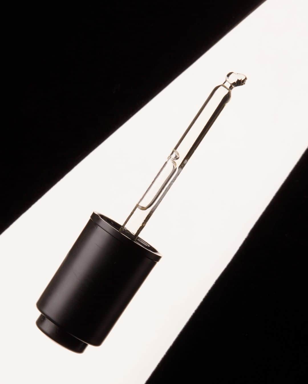Smashboxのインスタグラム：「Photo Finish Primer Oil has the radiance you want + the primer you need. Tag the friend that should know about this. #SmashboxPrimer #CrueltyFree」