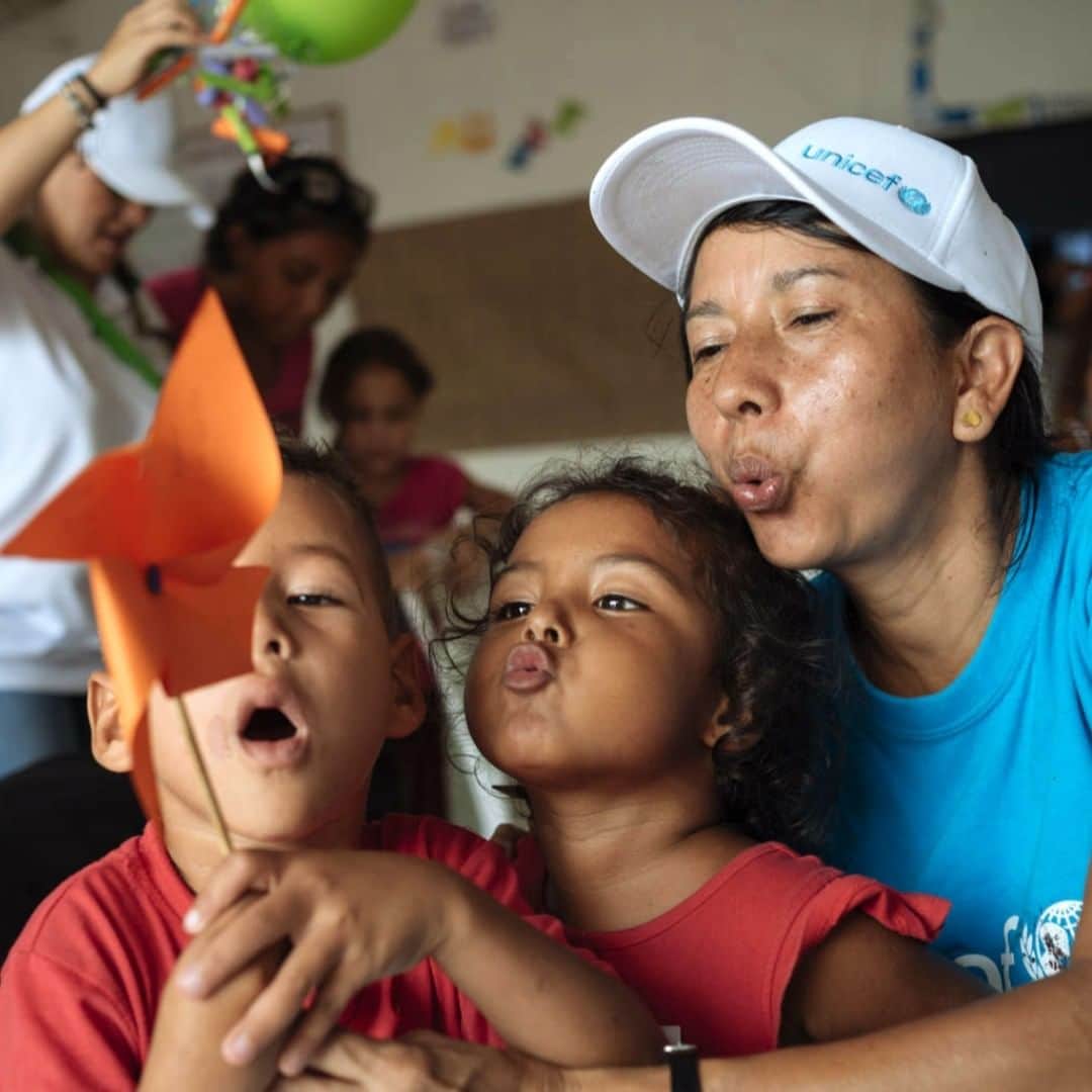 unicefさんのインスタグラム写真 - (unicefInstagram)「❤️ 3-year-old Yulis, her friend and volunteer Pureza play with a toy they built together at a UNICEF-supported space in Cúcuta, Colombia. Together with partners, we offer learning activities for migrant children and parents from Venezuela. At least 327,000 children from Venezuela are living as migrants and refugees in Colombia. Without increased support, their health, education, protection and well-being will be in jeopardy. #AChildIsAChild © UNICEF/UN0304585/Arcos」5月4日 3時45分 - unicef